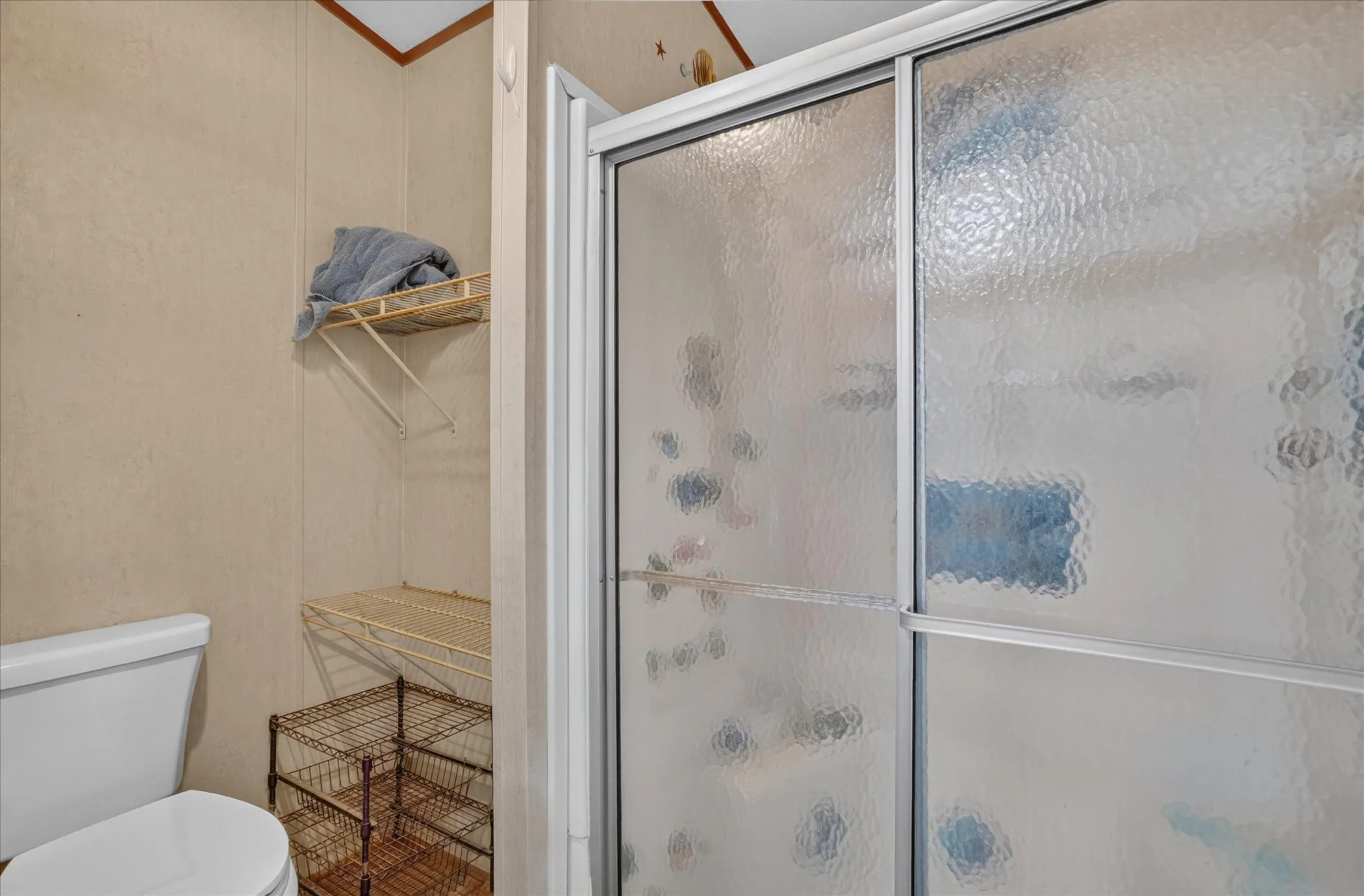 Manufactured Home For Sale in Hood County , 5703 N Sunchase Drive, Granbury, Texas 76049, 3 Bedroom, 2 Bathroom, Garage spaces, 1,216 Sqft, built in 2007, mls#21401713, Real Estate Agent in Granbury, Homes For Sale in Hood county, Homes For Sale in Granbury, Realtor in Granbury Texas, Real Estate Brokerage Independent Realty Texas, Luminita Cordes Realtor