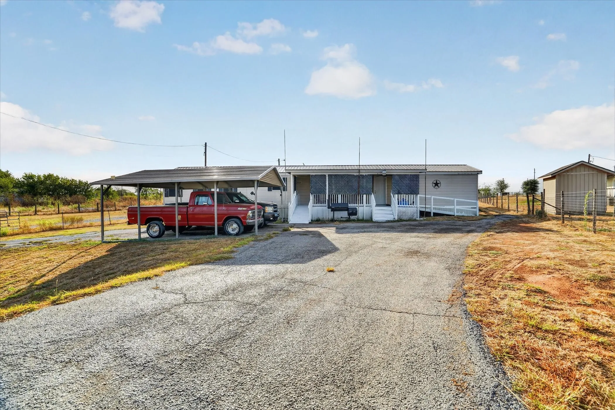 Manufactured Home For Sale in Hood County , 5703 N Sunchase Drive, Granbury, Texas 76049, 3 Bedroom, 2 Bathroom, Garage spaces, 1,216 Sqft, built in 2007, mls#21401713, Real Estate Agent in Granbury, Homes For Sale in Hood county, Homes For Sale in Granbury, Realtor in Granbury Texas, Real Estate Brokerage Independent Realty Texas, Luminita Cordes Realtor