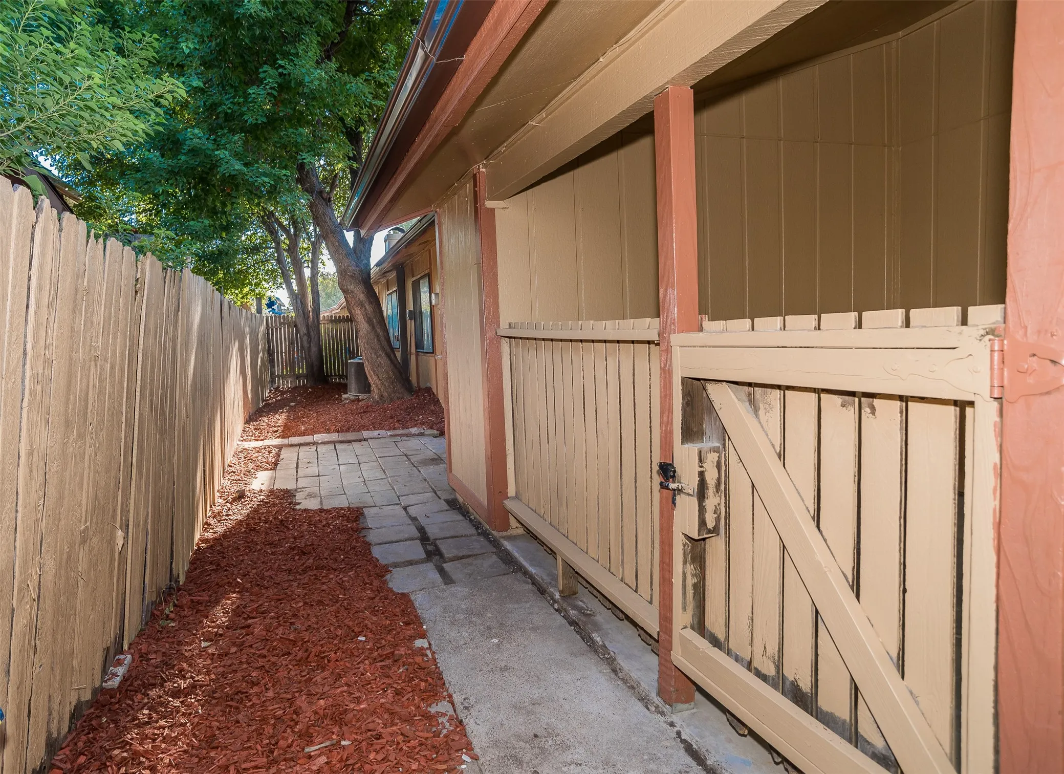 Townhouse For Sale in Dallas County , 2604 Nina Circle, Grand Prairie, Texas 75052, 2 Bedroom, 2 Bathroom, Garage spaces, 946 Sqft, built in 1973, mls#21401721, Real Estate Agent in Grand Prairie, Homes For Sale in Dallas county, Homes For Sale in Grand Prairie, Realtor in Grand Prairie Texas, Real Estate Brokerage Independent Realty Texas, Luminita Cordes Realtor