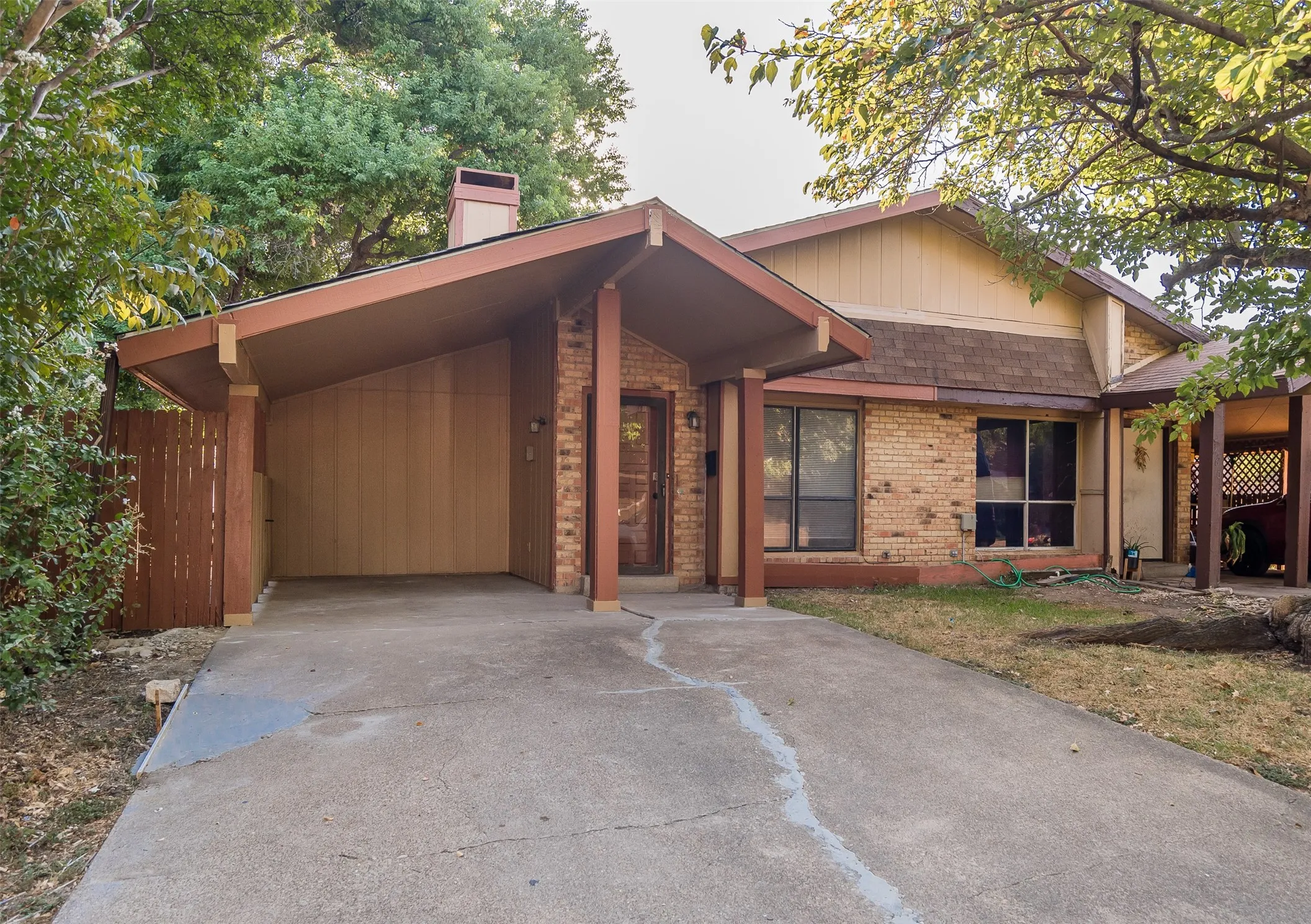 Townhouse For Sale in Dallas County , 2604 Nina Circle, Grand Prairie, Texas 75052, 2 Bedroom, 2 Bathroom, Garage spaces, 946 Sqft, built in 1973, mls#21401721, Real Estate Agent in Grand Prairie, Homes For Sale in Dallas county, Homes For Sale in Grand Prairie, Realtor in Grand Prairie Texas, Real Estate Brokerage Independent Realty Texas, Luminita Cordes Realtor