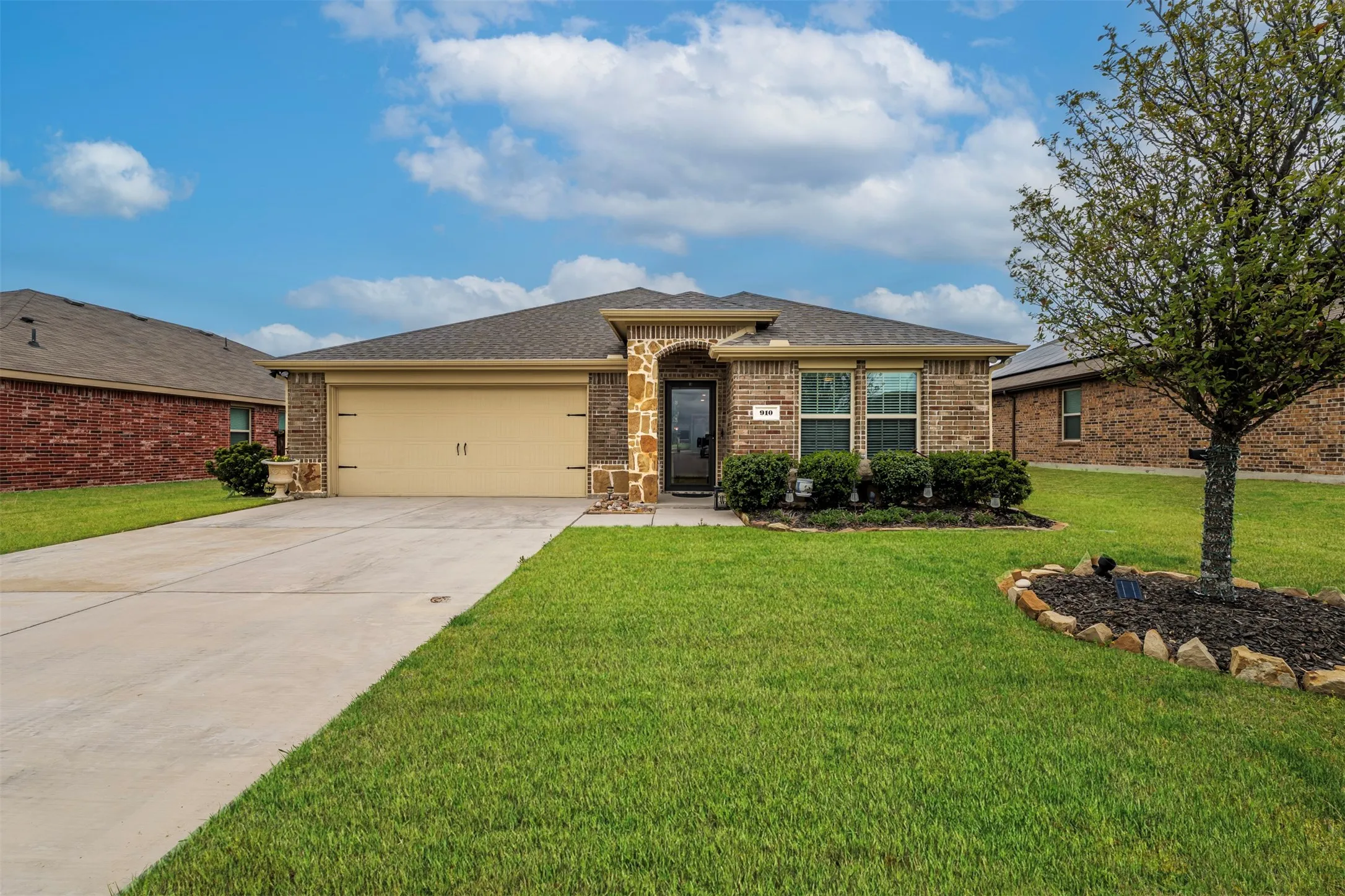 Single Family Residence For Sale in Collin County , 910 Community Way, Royse City, Texas 75189, 4 Bedroom, 2 Bathroom, 2 Garage spaces, 1,891 Sqft, built in 2018, mls#21401266, Real Estate Agent in Royse City, Homes For Sale in Collin county, Homes For Sale in Royse City, Realtor in Royse City Texas, Real Estate Brokerage Independent Realty Texas, Luminita Cordes Realtor