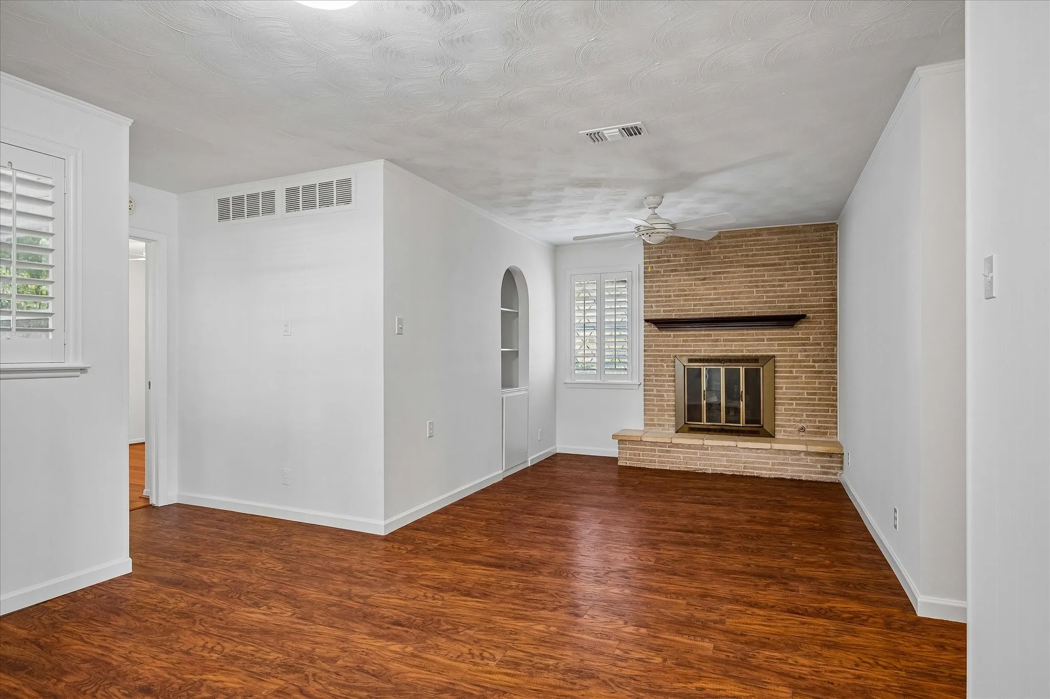 Single Family Residence For Sale in Dallas County , 1228 Farnham Court E, Irving, Texas 75062, 3 Bedroom, 2 Bathroom, 1 Garage spaces, 1,564 Sqft, built in 1961, mls#21398444, Real Estate Agent in Irving, Homes For Sale in Dallas county, Homes For Sale in Irving, Realtor in Irving Texas, Real Estate Brokerage Independent Realty Texas, Luminita Cordes Realtor