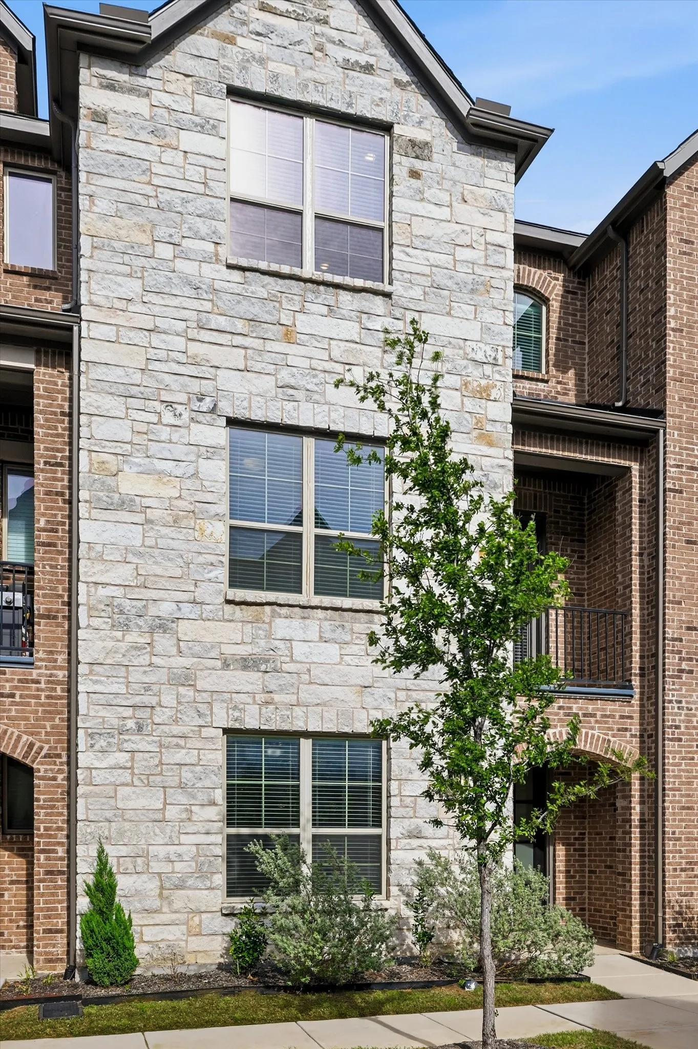Townhouse For Rent in Denton County , 321 Ukiah Street, Lewisville, Texas 75056, 3 Bedroom, 3 Bathroom, 2 Garage spaces, 2,289 Sqft, built in 2022, mls#21401214, Real Estate Agent in Lewisville, Homes For Rent in Denton county, Homes For Rent in Lewisville, Realtor in Lewisville Texas, Real Estate Brokerage Independent Realty Texas, Luminita Cordes Realtor