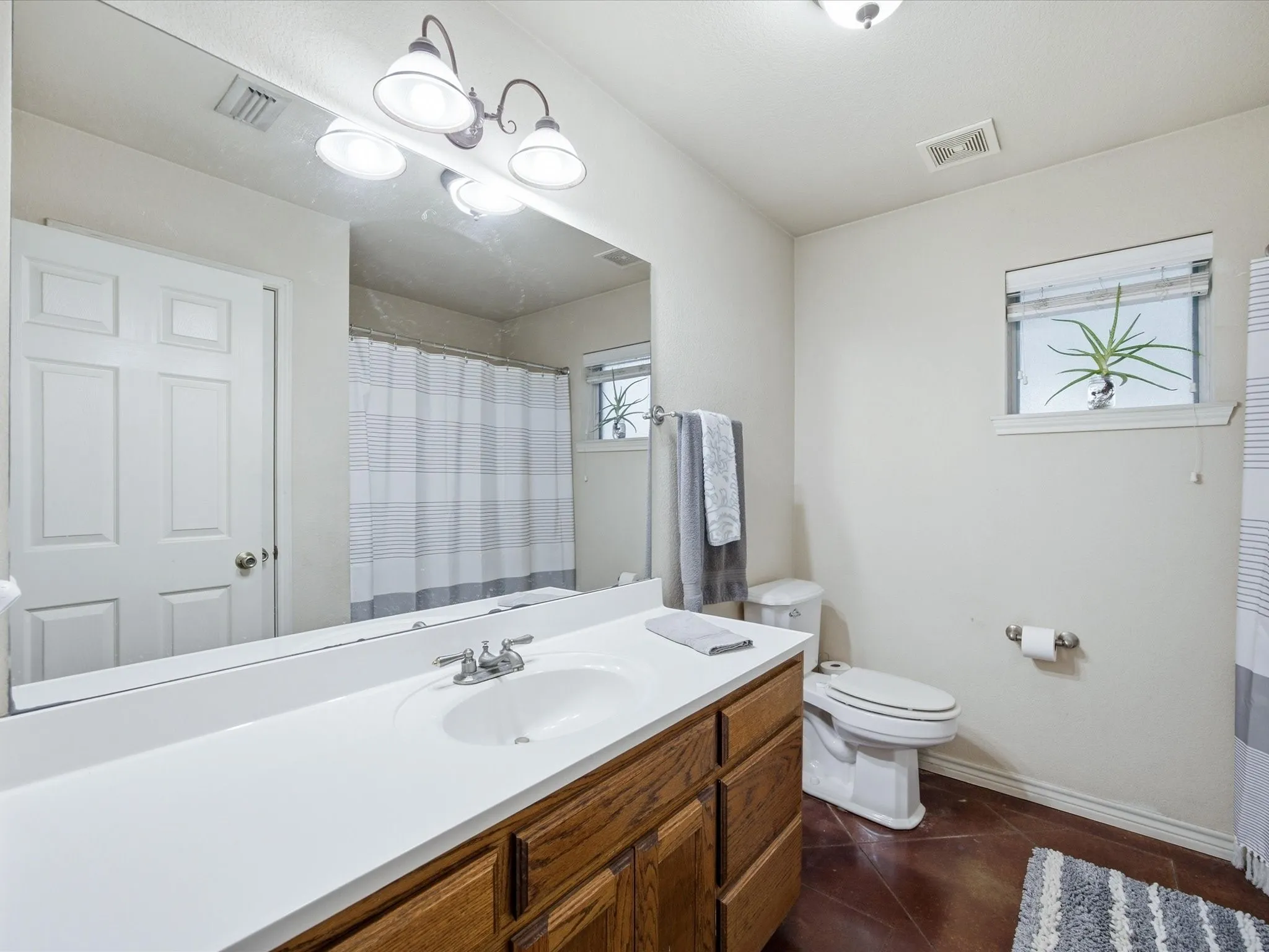 Hallway bathroom has a tub/shower combo