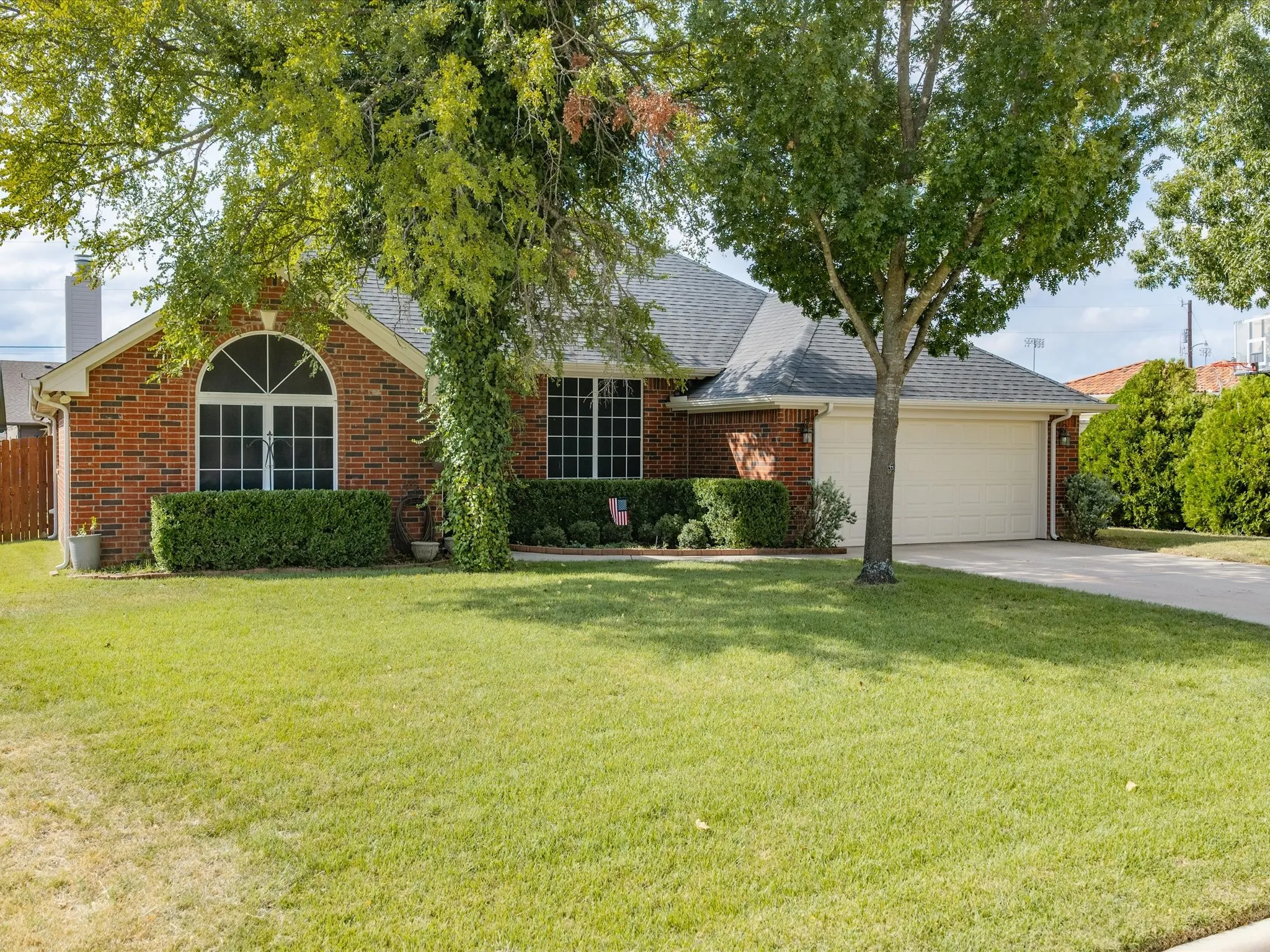 Single Family Residence For Sale in Wise County , 2106 Ridgewood Drive, Bridgeport, Texas 76426, 3 Bedroom, 2 Bathroom, 2 Garage spaces, 1,761 Sqft, built in 2006, mls#21401693, Real Estate Agent in Bridgeport, Homes For Sale in Wise county, Homes For Sale in Bridgeport, Realtor in Bridgeport Texas, Real Estate Brokerage Independent Realty Texas, Luminita Cordes Realtor