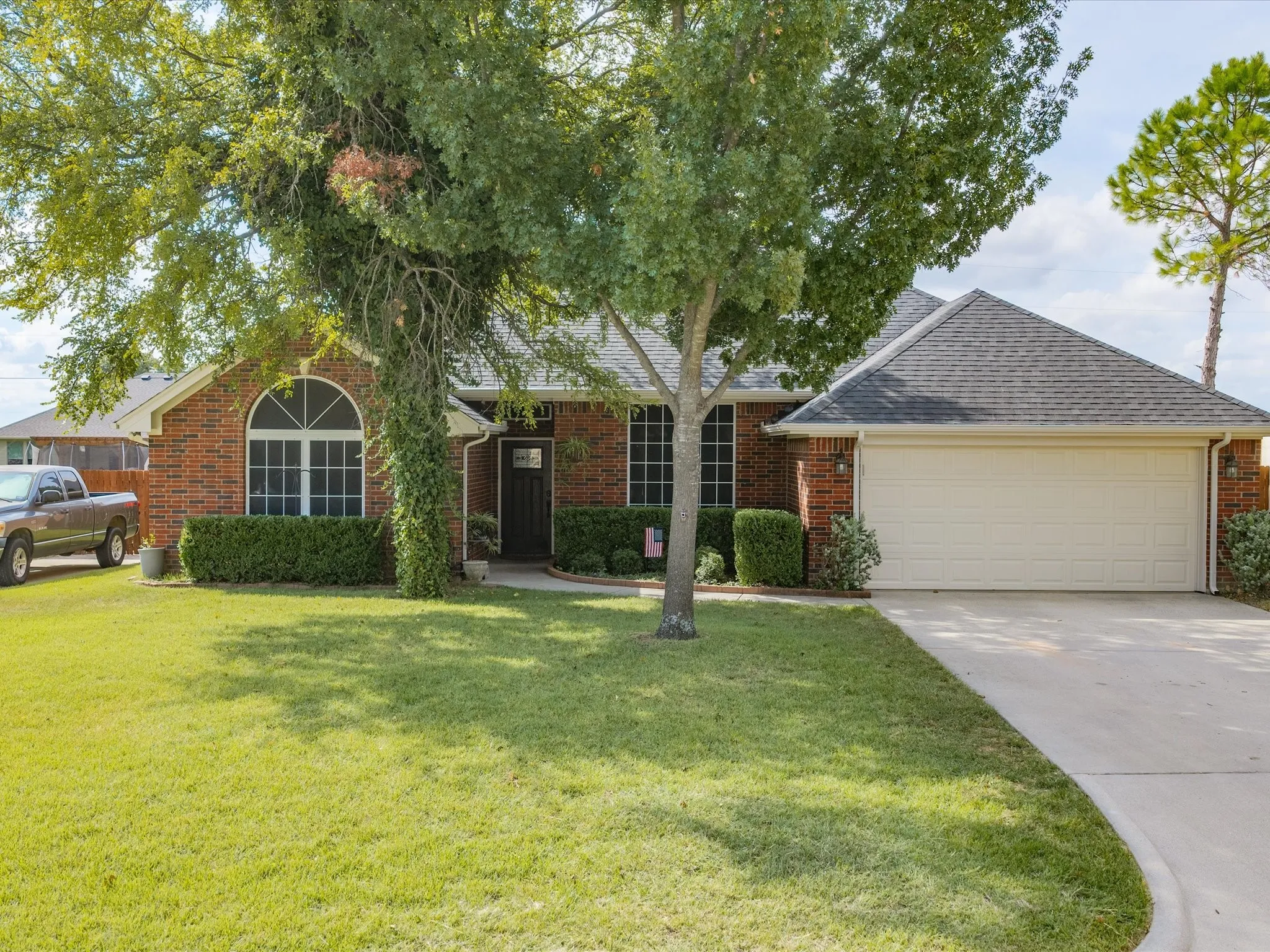 Single Family Residence For Sale in Wise County , 2106 Ridgewood Drive, Bridgeport, Texas 76426, 3 Bedroom, 2 Bathroom, 2 Garage spaces, 1,761 Sqft, built in 2006, mls#21401693, Real Estate Agent in Bridgeport, Homes For Sale in Wise county, Homes For Sale in Bridgeport, Realtor in Bridgeport Texas, Real Estate Brokerage Independent Realty Texas, Luminita Cordes Realtor