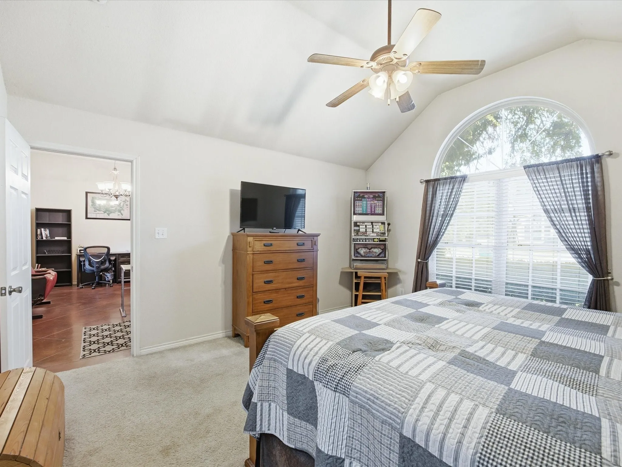 You hit the jackpot with this bedroom!