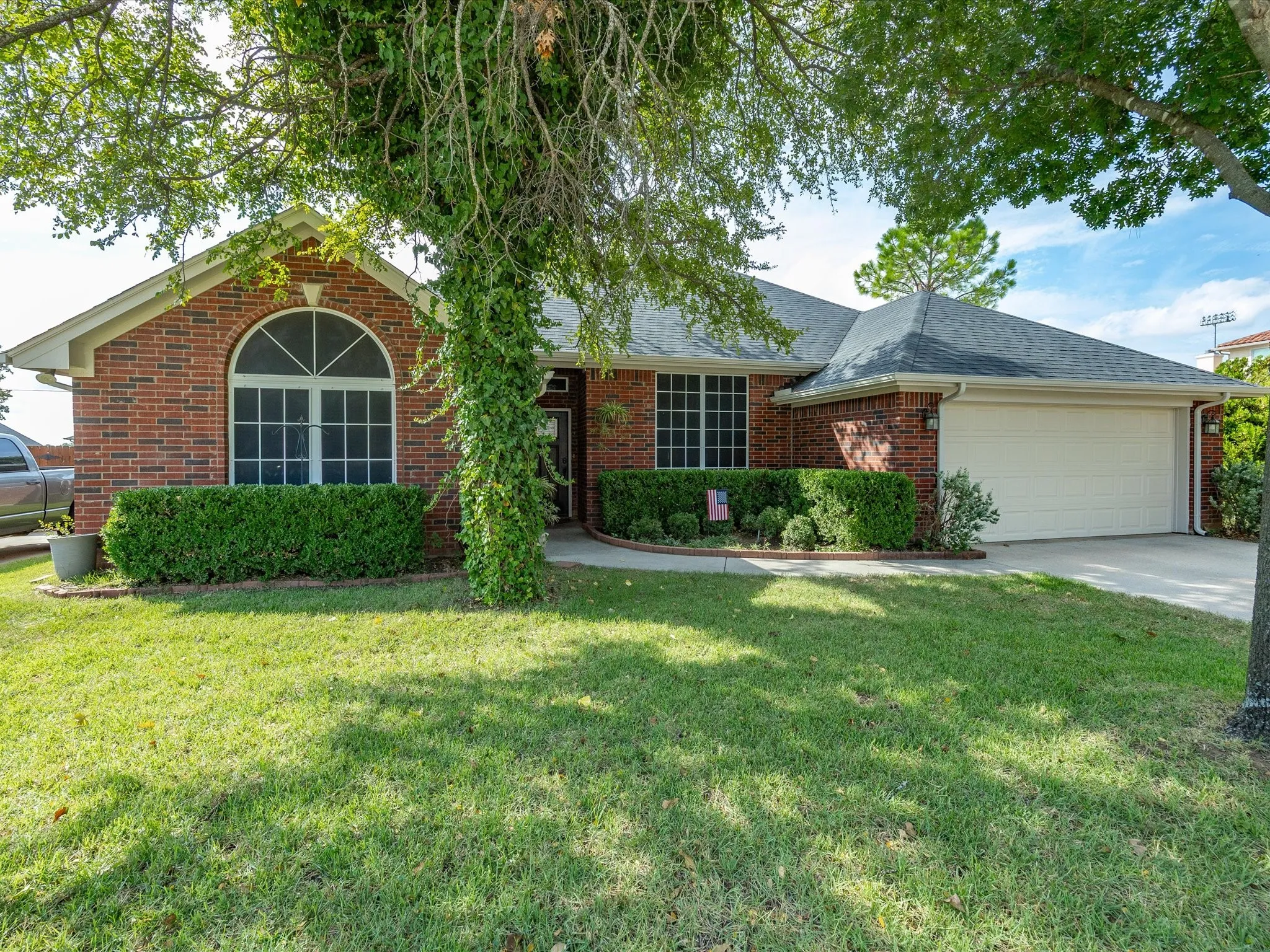 Single Family Residence For Sale in Wise County , 2106 Ridgewood Drive, Bridgeport, Texas 76426, 3 Bedroom, 2 Bathroom, 2 Garage spaces, 1,761 Sqft, built in 2006, mls#21401693, Real Estate Agent in Bridgeport, Homes For Sale in Wise county, Homes For Sale in Bridgeport, Realtor in Bridgeport Texas, Real Estate Brokerage Independent Realty Texas, Luminita Cordes Realtor