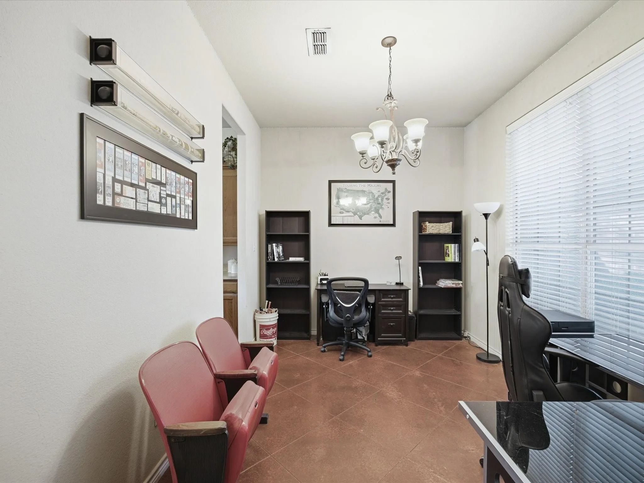 Home office that could easily be converted into a 4th bedroom