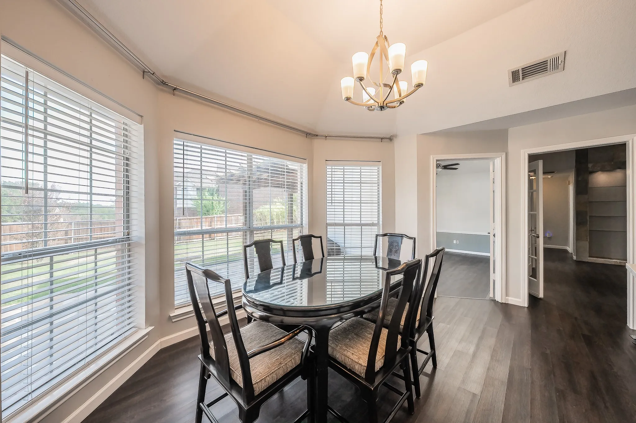 Single Family Residence For Sale in Denton County , 865 Kingwood Court, Highland Village, Texas 75077, 3 Bedroom, 3 Bathroom, 2 Garage spaces, 2,413 Sqft, built in 1991, mls#21397882, Real Estate Agent in Highland Village, Homes For Sale in Denton county, Homes For Sale in Highland Village, Realtor in Highland Village Texas, Real Estate Brokerage Independent Realty Texas, Luminita Cordes Realtor