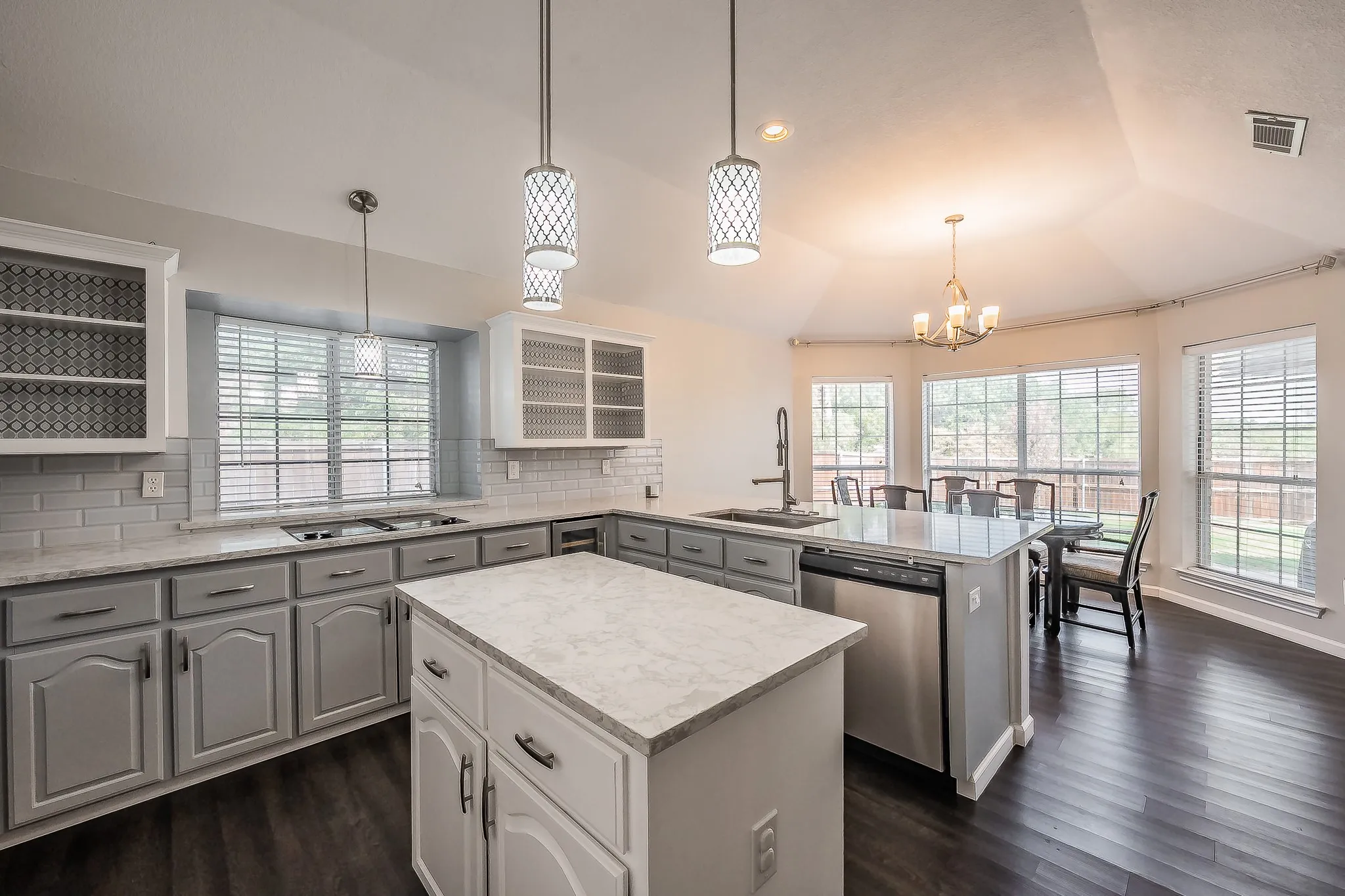 Single Family Residence For Sale in Denton County , 865 Kingwood Court, Highland Village, Texas 75077, 3 Bedroom, 3 Bathroom, 2 Garage spaces, 2,413 Sqft, built in 1991, mls#21397882, Real Estate Agent in Highland Village, Homes For Sale in Denton county, Homes For Sale in Highland Village, Realtor in Highland Village Texas, Real Estate Brokerage Independent Realty Texas, Luminita Cordes Realtor