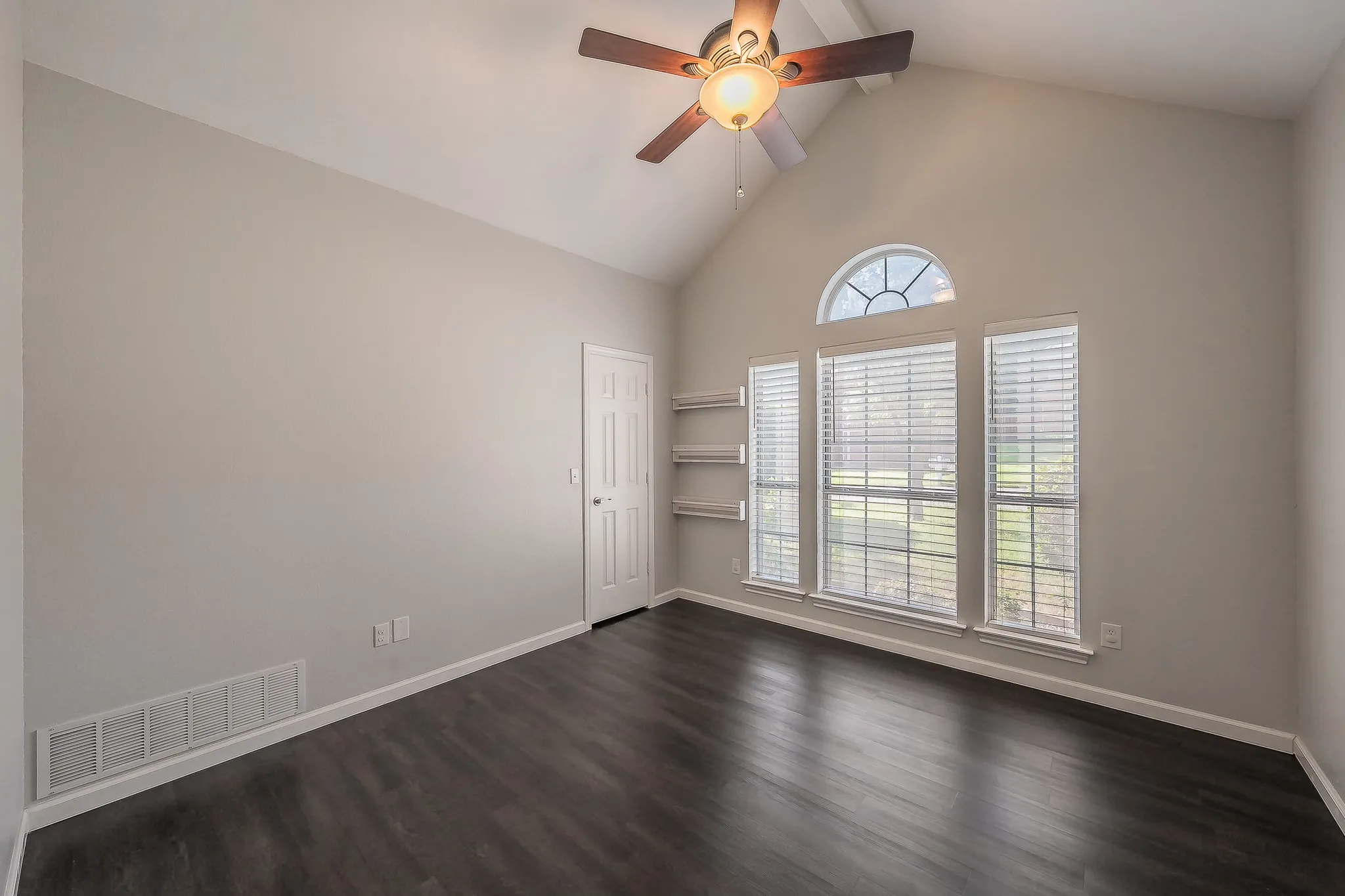 Single Family Residence For Sale in Denton County , 865 Kingwood Court, Highland Village, Texas 75077, 3 Bedroom, 3 Bathroom, 2 Garage spaces, 2,413 Sqft, built in 1991, mls#21397882, Real Estate Agent in Highland Village, Homes For Sale in Denton county, Homes For Sale in Highland Village, Realtor in Highland Village Texas, Real Estate Brokerage Independent Realty Texas, Luminita Cordes Realtor