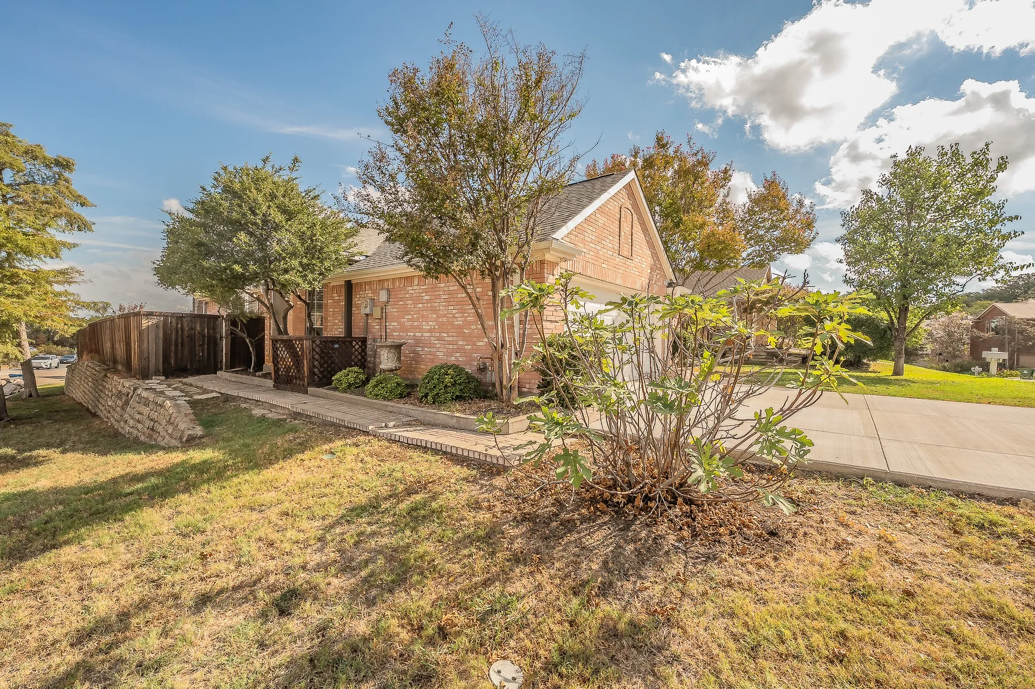 Single Family Residence For Sale in Denton County , 865 Kingwood Court, Highland Village, Texas 75077, 3 Bedroom, 3 Bathroom, 2 Garage spaces, 2,413 Sqft, built in 1991, mls#21397882, Real Estate Agent in Highland Village, Homes For Sale in Denton county, Homes For Sale in Highland Village, Realtor in Highland Village Texas, Real Estate Brokerage Independent Realty Texas, Luminita Cordes Realtor
