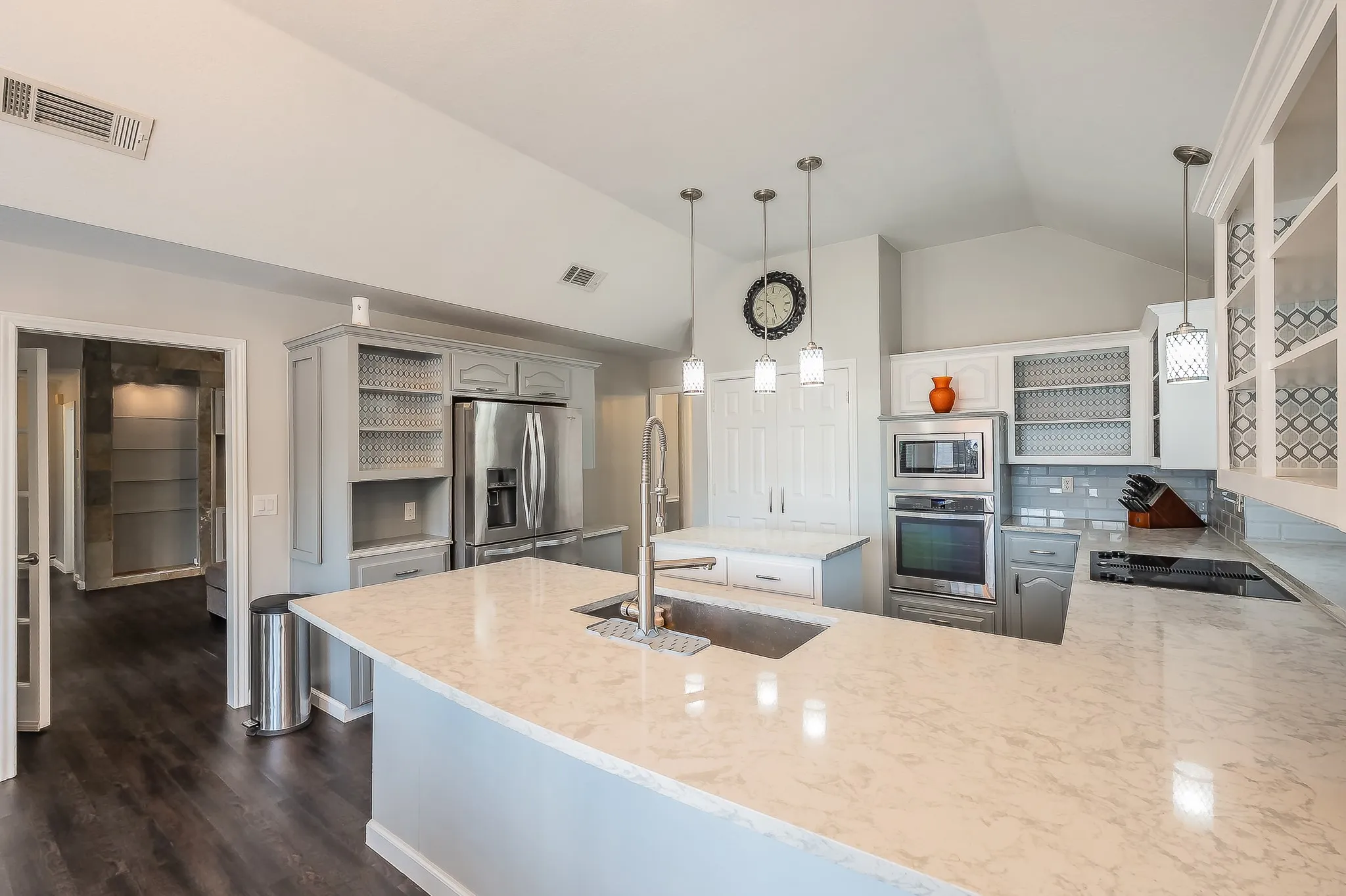 Single Family Residence For Sale in Denton County , 865 Kingwood Court, Highland Village, Texas 75077, 3 Bedroom, 3 Bathroom, 2 Garage spaces, 2,413 Sqft, built in 1991, mls#21397882, Real Estate Agent in Highland Village, Homes For Sale in Denton county, Homes For Sale in Highland Village, Realtor in Highland Village Texas, Real Estate Brokerage Independent Realty Texas, Luminita Cordes Realtor