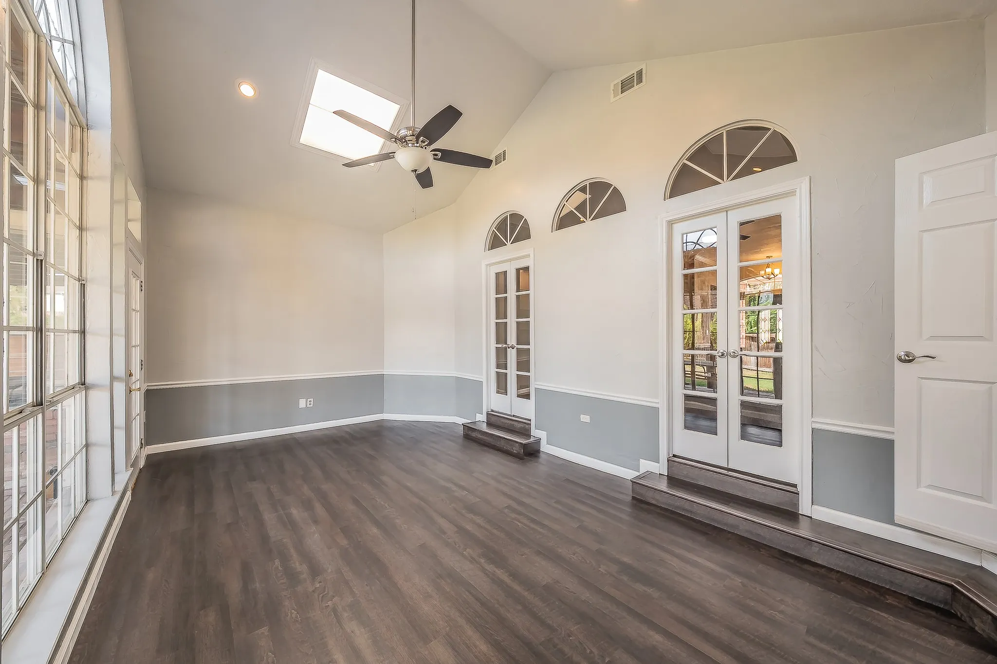 Single Family Residence For Sale in Denton County , 865 Kingwood Court, Highland Village, Texas 75077, 3 Bedroom, 3 Bathroom, 2 Garage spaces, 2,413 Sqft, built in 1991, mls#21397882, Real Estate Agent in Highland Village, Homes For Sale in Denton county, Homes For Sale in Highland Village, Realtor in Highland Village Texas, Real Estate Brokerage Independent Realty Texas, Luminita Cordes Realtor