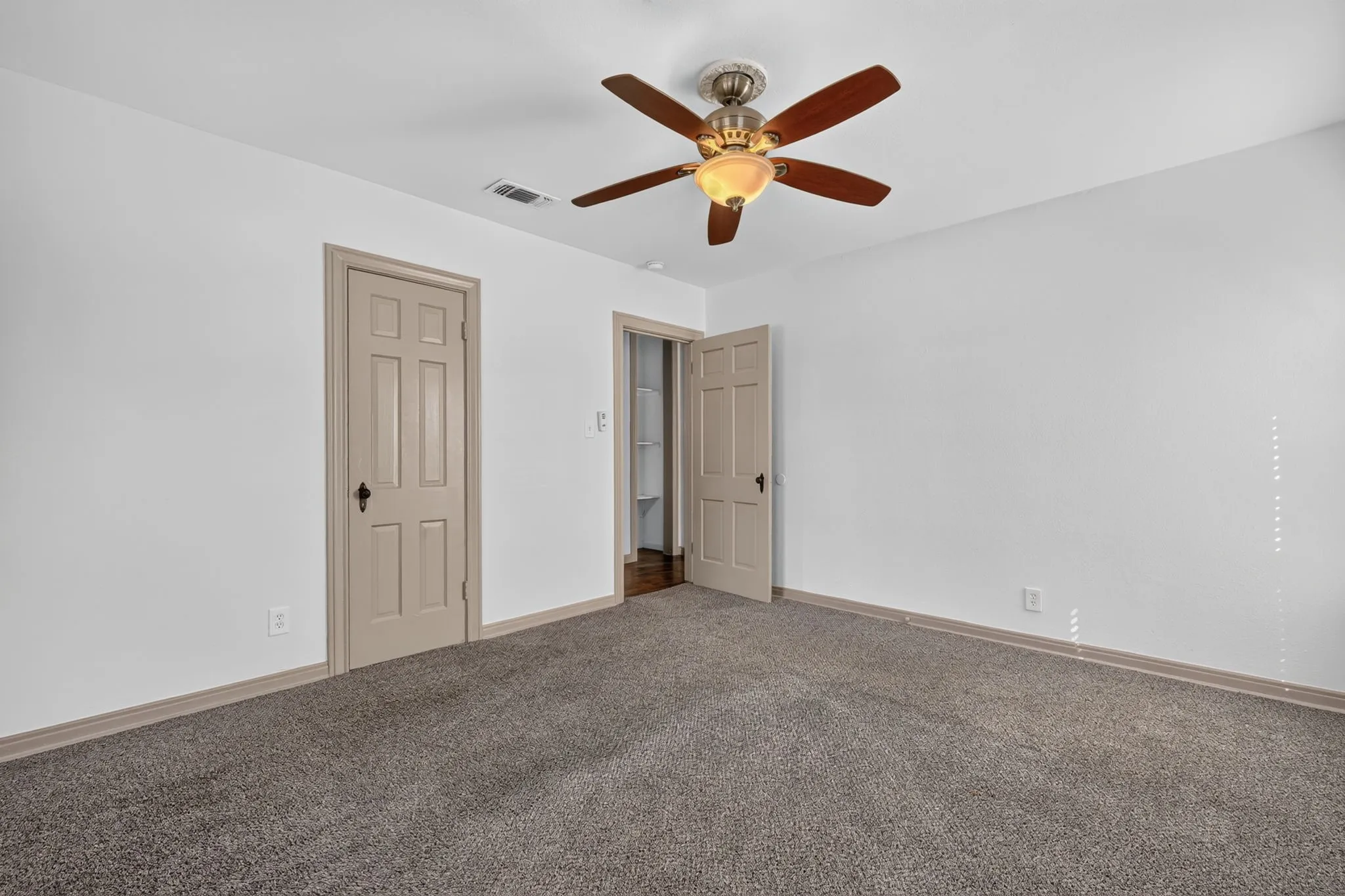 Single Family Residence For Rent in Tarrant County , 3824 Collinwood Avenue, Fort Worth, Texas 76107, 2 Bedroom, 1 Bathroom, 2 Garage spaces, 1,042 Sqft, built in 1942, mls#21401755, Real Estate Agent in Fort Worth, Homes For Rent in Tarrant county, Homes For Rent in Fort Worth, Realtor in Fort Worth Texas, Real Estate Brokerage Independent Realty Texas, Luminita Cordes Realtor