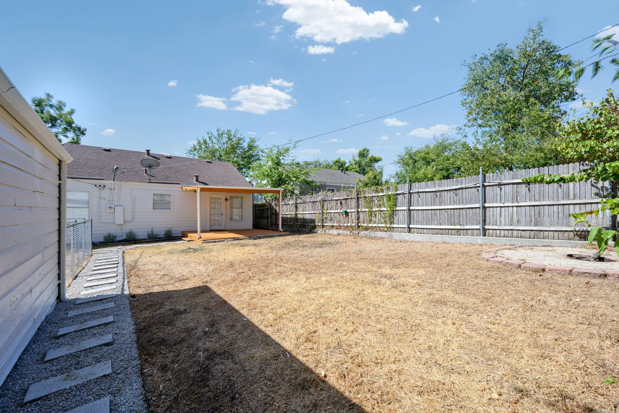 Single Family Residence For Rent in Tarrant County , 3824 Collinwood Avenue, Fort Worth, Texas 76107, 2 Bedroom, 1 Bathroom, 2 Garage spaces, 1,042 Sqft, built in 1942, mls#21401755, Real Estate Agent in Fort Worth, Homes For Rent in Tarrant county, Homes For Rent in Fort Worth, Realtor in Fort Worth Texas, Real Estate Brokerage Independent Realty Texas, Luminita Cordes Realtor