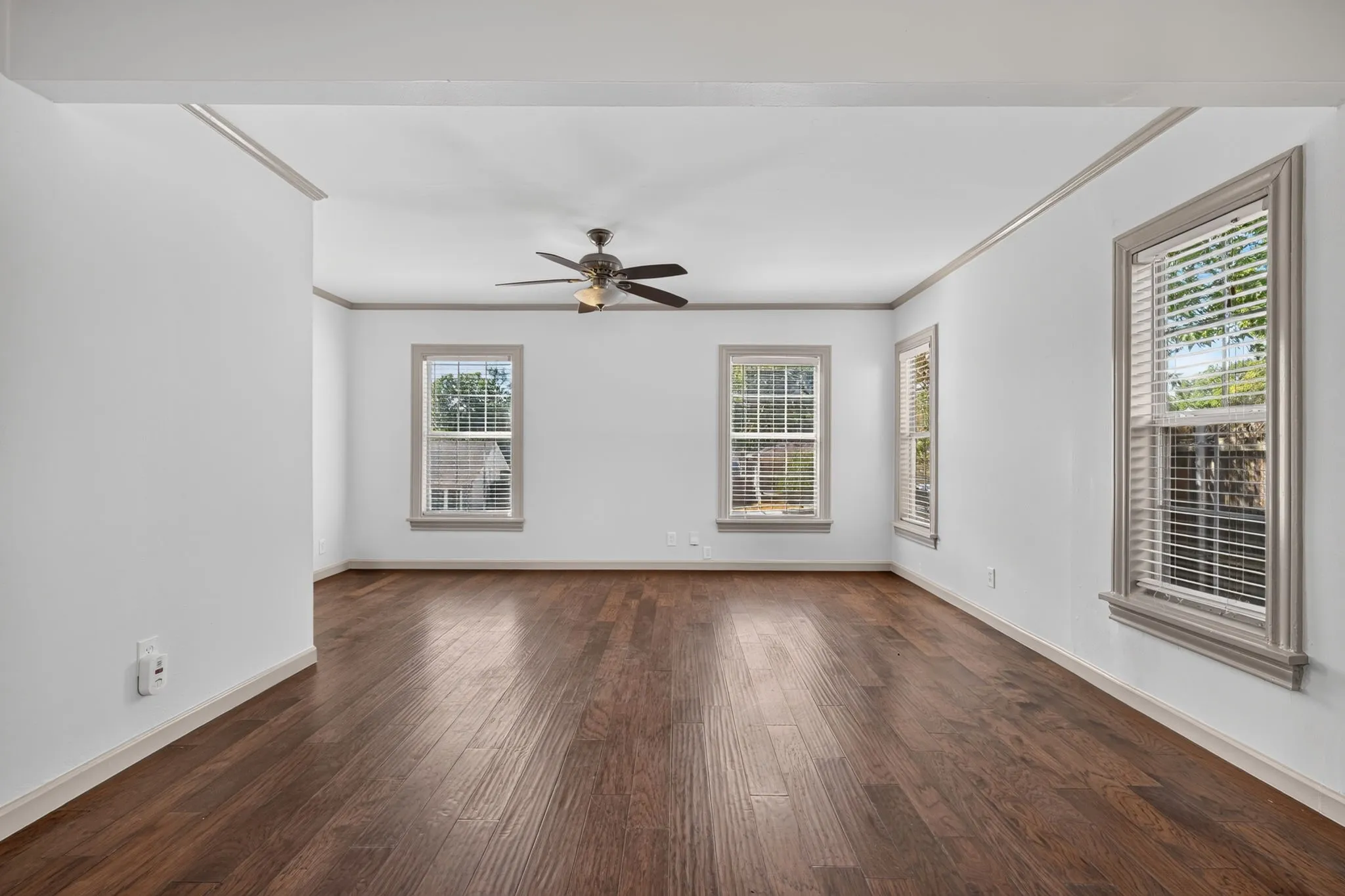 Single Family Residence For Rent in Tarrant County , 3824 Collinwood Avenue, Fort Worth, Texas 76107, 2 Bedroom, 1 Bathroom, 2 Garage spaces, 1,042 Sqft, built in 1942, mls#21401755, Real Estate Agent in Fort Worth, Homes For Rent in Tarrant county, Homes For Rent in Fort Worth, Realtor in Fort Worth Texas, Real Estate Brokerage Independent Realty Texas, Luminita Cordes Realtor