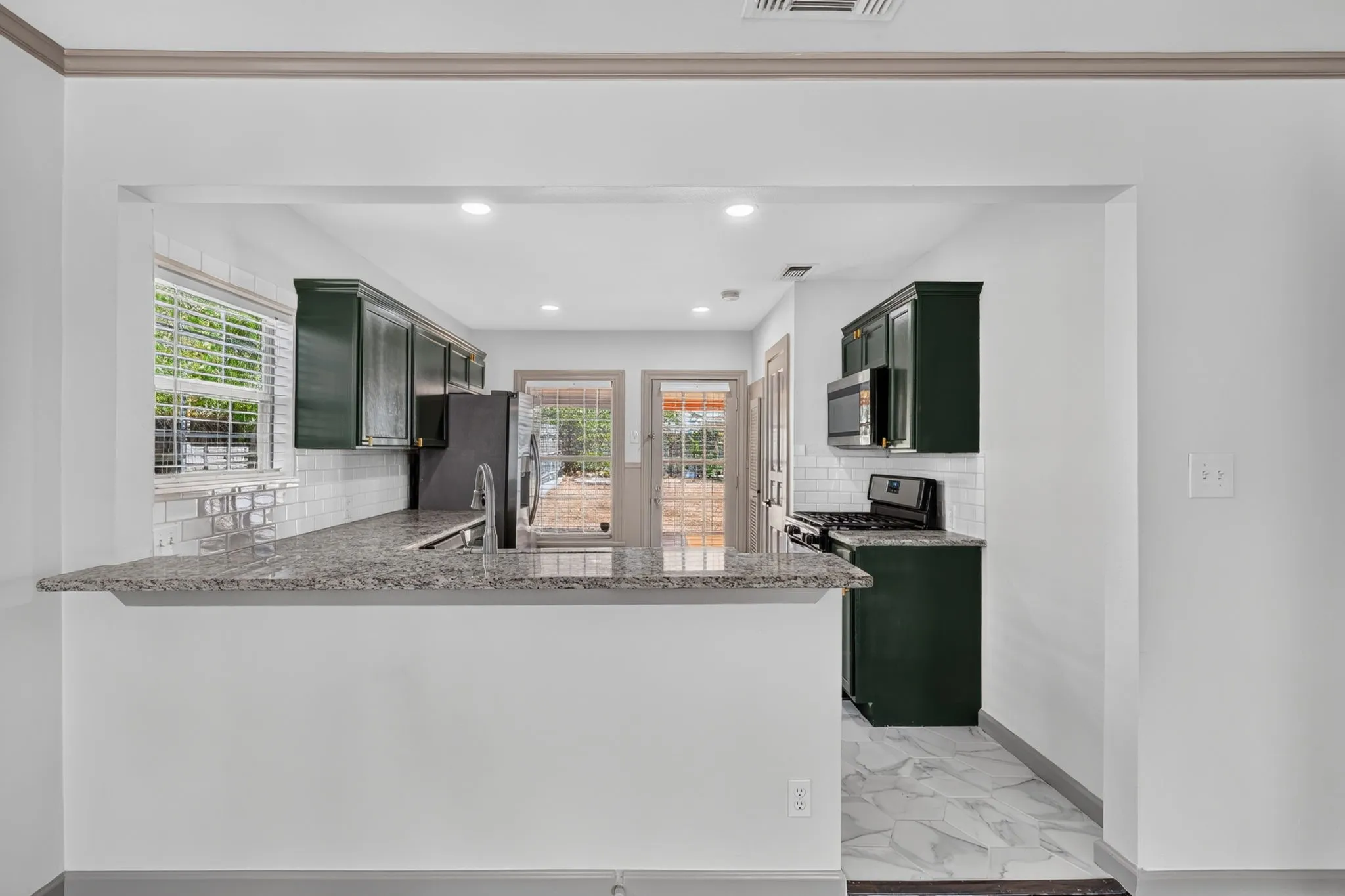 Single Family Residence For Rent in Tarrant County , 3824 Collinwood Avenue, Fort Worth, Texas 76107, 2 Bedroom, 1 Bathroom, 2 Garage spaces, 1,042 Sqft, built in 1942, mls#21401755, Real Estate Agent in Fort Worth, Homes For Rent in Tarrant county, Homes For Rent in Fort Worth, Realtor in Fort Worth Texas, Real Estate Brokerage Independent Realty Texas, Luminita Cordes Realtor