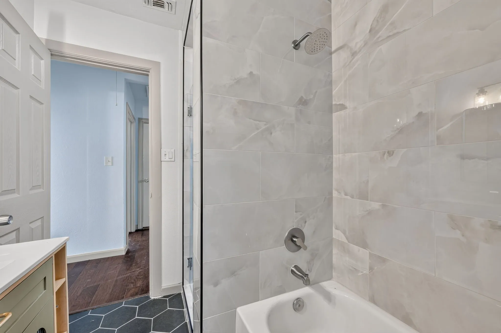 Single Family Residence For Rent in Tarrant County , 3824 Collinwood Avenue, Fort Worth, Texas 76107, 2 Bedroom, 1 Bathroom, 2 Garage spaces, 1,042 Sqft, built in 1942, mls#21401755, Real Estate Agent in Fort Worth, Homes For Rent in Tarrant county, Homes For Rent in Fort Worth, Realtor in Fort Worth Texas, Real Estate Brokerage Independent Realty Texas, Luminita Cordes Realtor