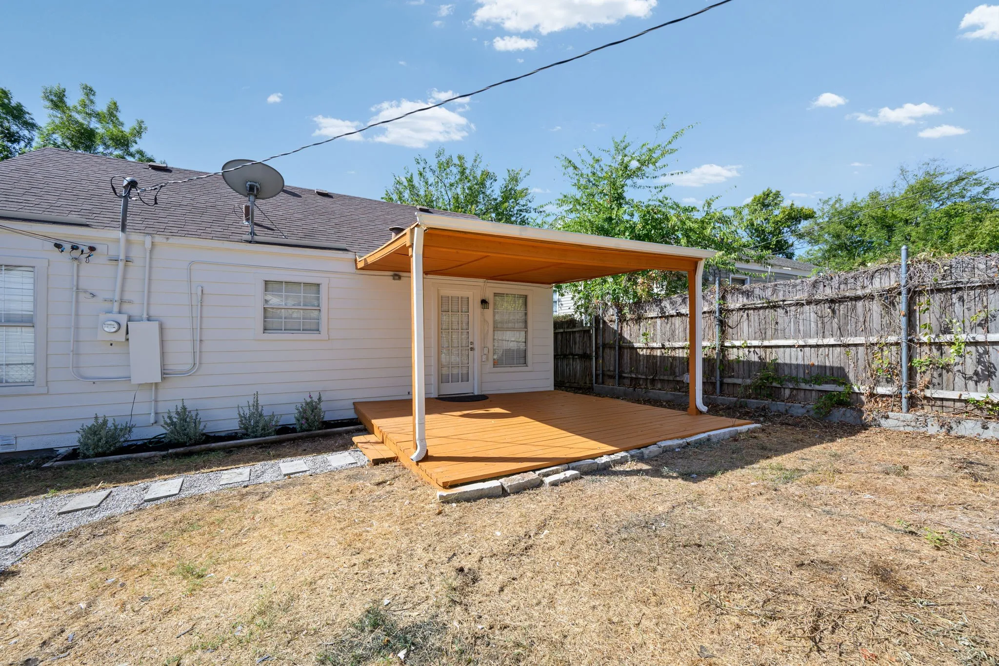 Single Family Residence For Rent in Tarrant County , 3824 Collinwood Avenue, Fort Worth, Texas 76107, 2 Bedroom, 1 Bathroom, 2 Garage spaces, 1,042 Sqft, built in 1942, mls#21401755, Real Estate Agent in Fort Worth, Homes For Rent in Tarrant county, Homes For Rent in Fort Worth, Realtor in Fort Worth Texas, Real Estate Brokerage Independent Realty Texas, Luminita Cordes Realtor