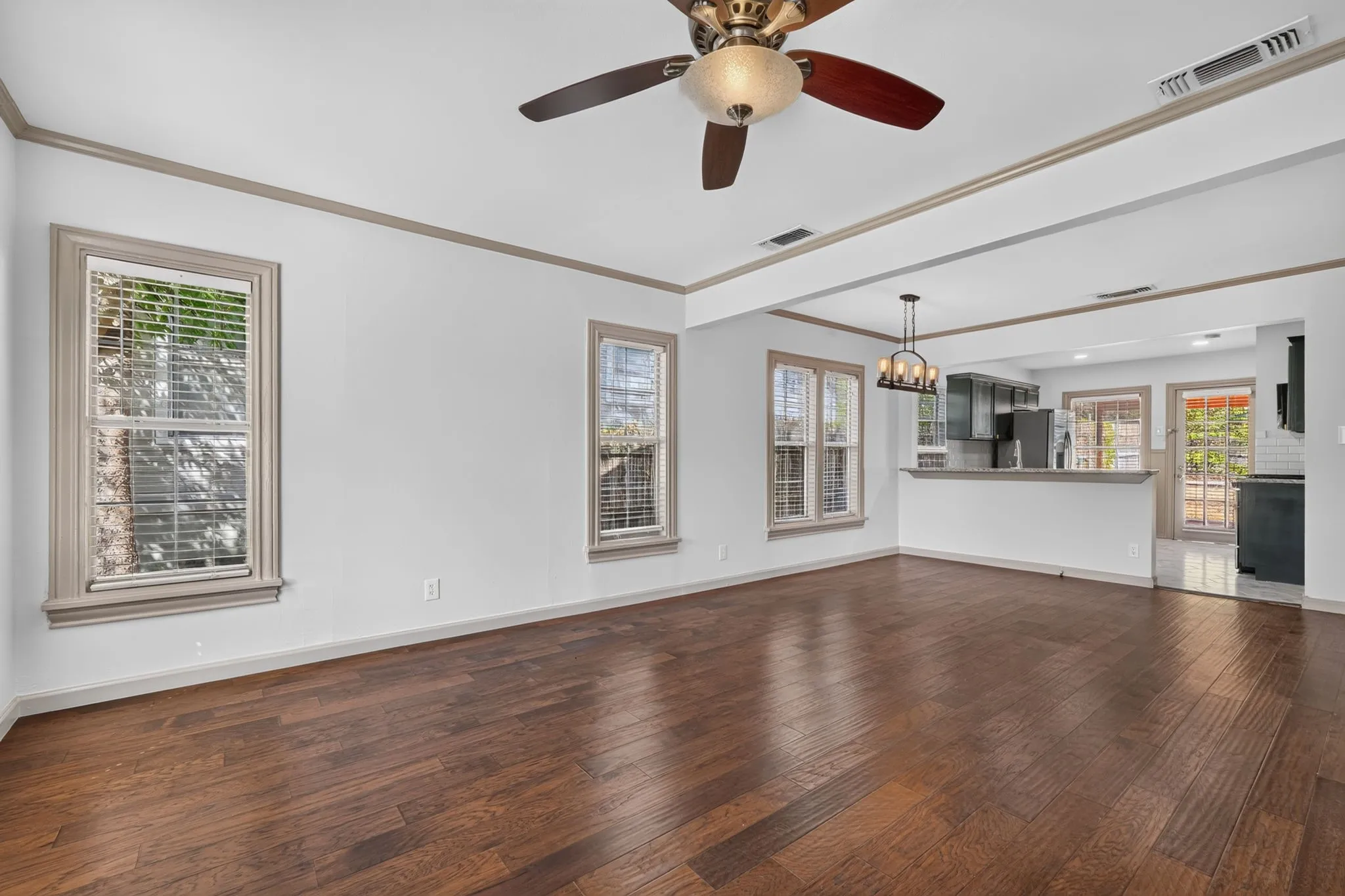 Single Family Residence For Rent in Tarrant County , 3824 Collinwood Avenue, Fort Worth, Texas 76107, 2 Bedroom, 1 Bathroom, 2 Garage spaces, 1,042 Sqft, built in 1942, mls#21401755, Real Estate Agent in Fort Worth, Homes For Rent in Tarrant county, Homes For Rent in Fort Worth, Realtor in Fort Worth Texas, Real Estate Brokerage Independent Realty Texas, Luminita Cordes Realtor