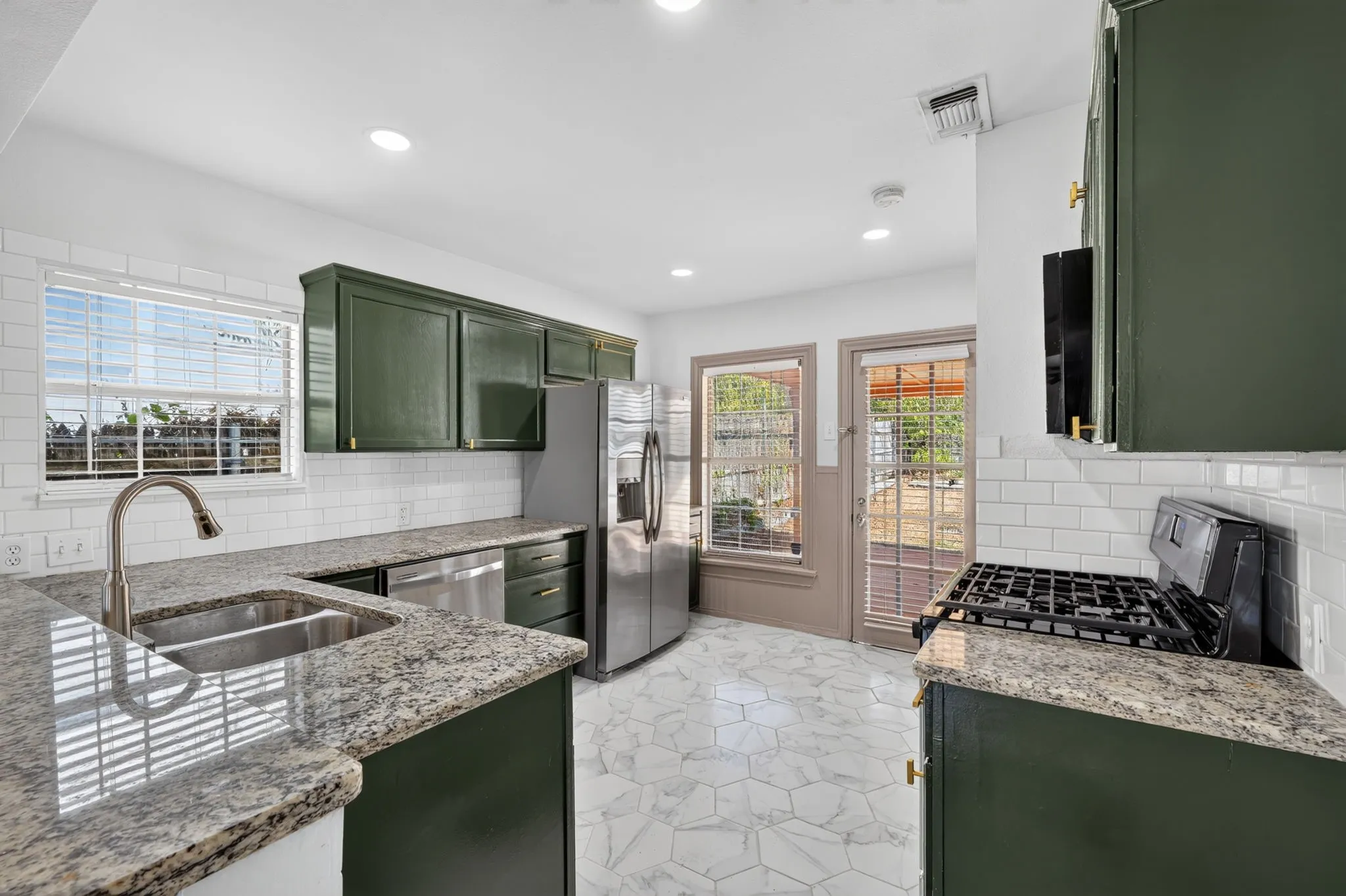 Single Family Residence For Rent in Tarrant County , 3824 Collinwood Avenue, Fort Worth, Texas 76107, 2 Bedroom, 1 Bathroom, 2 Garage spaces, 1,042 Sqft, built in 1942, mls#21401755, Real Estate Agent in Fort Worth, Homes For Rent in Tarrant county, Homes For Rent in Fort Worth, Realtor in Fort Worth Texas, Real Estate Brokerage Independent Realty Texas, Luminita Cordes Realtor