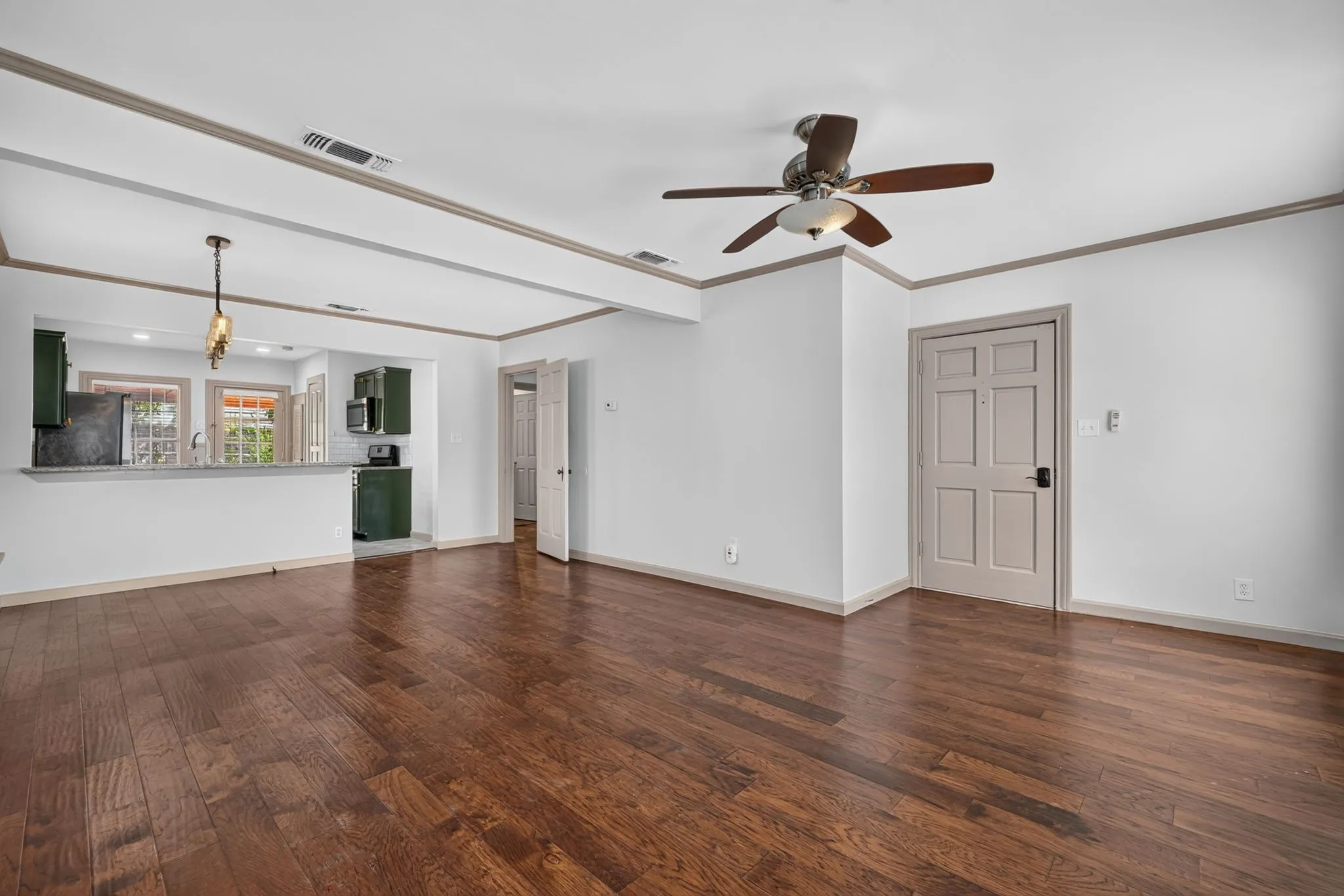Single Family Residence For Rent in Tarrant County , 3824 Collinwood Avenue, Fort Worth, Texas 76107, 2 Bedroom, 1 Bathroom, 2 Garage spaces, 1,042 Sqft, built in 1942, mls#21401755, Real Estate Agent in Fort Worth, Homes For Rent in Tarrant county, Homes For Rent in Fort Worth, Realtor in Fort Worth Texas, Real Estate Brokerage Independent Realty Texas, Luminita Cordes Realtor