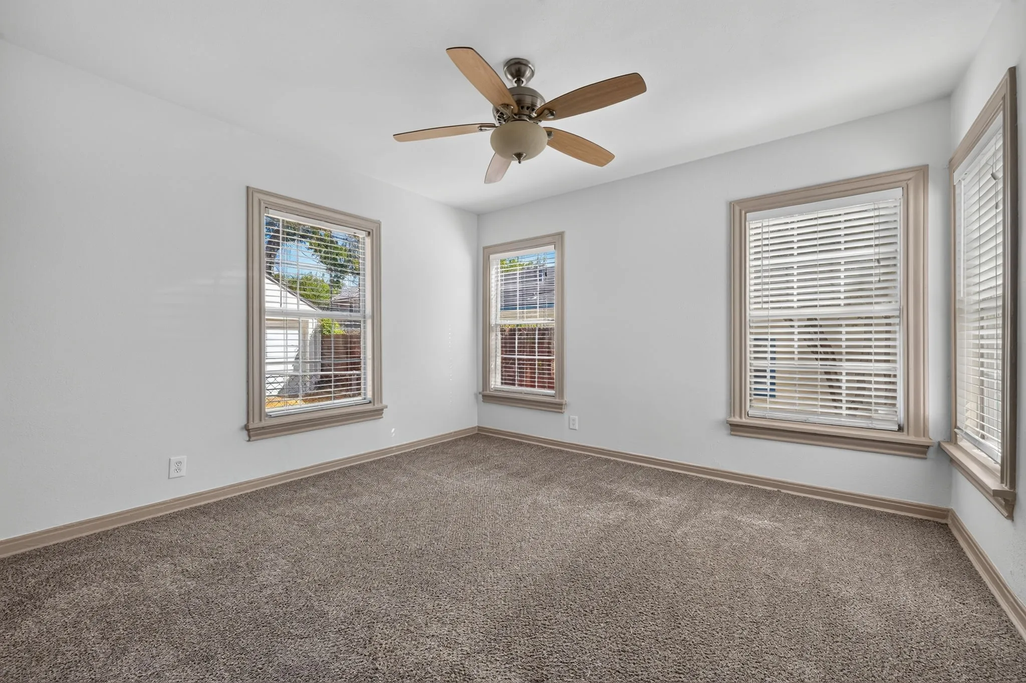 Single Family Residence For Rent in Tarrant County , 3824 Collinwood Avenue, Fort Worth, Texas 76107, 2 Bedroom, 1 Bathroom, 2 Garage spaces, 1,042 Sqft, built in 1942, mls#21401755, Real Estate Agent in Fort Worth, Homes For Rent in Tarrant county, Homes For Rent in Fort Worth, Realtor in Fort Worth Texas, Real Estate Brokerage Independent Realty Texas, Luminita Cordes Realtor