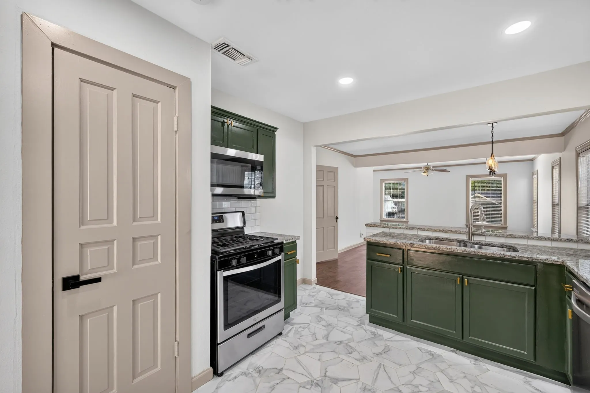 Single Family Residence For Rent in Tarrant County , 3824 Collinwood Avenue, Fort Worth, Texas 76107, 2 Bedroom, 1 Bathroom, 2 Garage spaces, 1,042 Sqft, built in 1942, mls#21401755, Real Estate Agent in Fort Worth, Homes For Rent in Tarrant county, Homes For Rent in Fort Worth, Realtor in Fort Worth Texas, Real Estate Brokerage Independent Realty Texas, Luminita Cordes Realtor