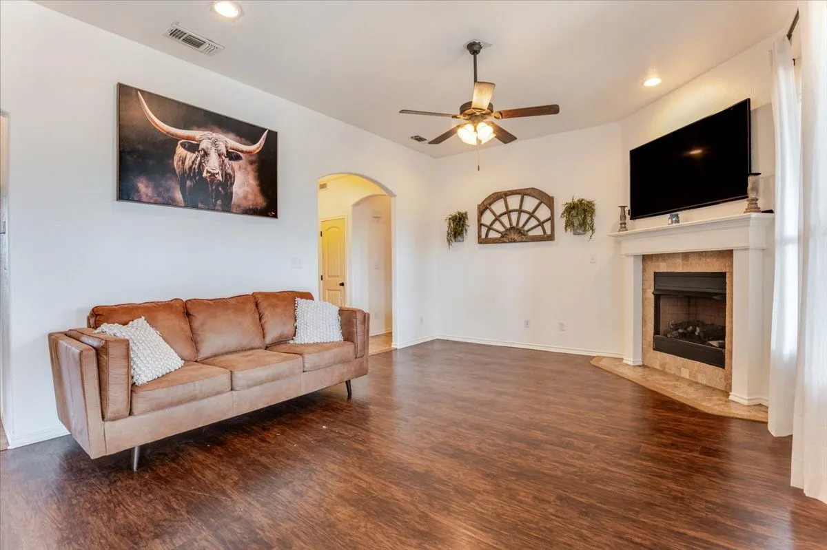 Single Family Residence For Sale in Hood County , 9120 Parkview Circle, Tolar, Texas 76476, 4 Bedroom, 2 Bathroom, 2 Garage spaces, 1,711 Sqft, built in 2013, mls#21401758, Real Estate Agent in Tolar, Homes For Sale in Hood county, Homes For Sale in Tolar, Realtor in Tolar Texas, Real Estate Brokerage Independent Realty Texas, Luminita Cordes Realtor