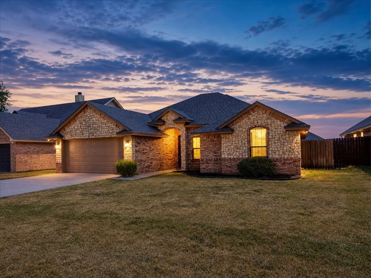Single Family Residence For Sale in Hood County , 9120 Parkview Circle, Tolar, Texas 76476, 4 Bedroom, 2 Bathroom, 2 Garage spaces, 1,711 Sqft, built in 2013, mls#21401758, Real Estate Agent in Tolar, Homes For Sale in Hood county, Homes For Sale in Tolar, Realtor in Tolar Texas, Real Estate Brokerage Independent Realty Texas, Luminita Cordes Realtor
