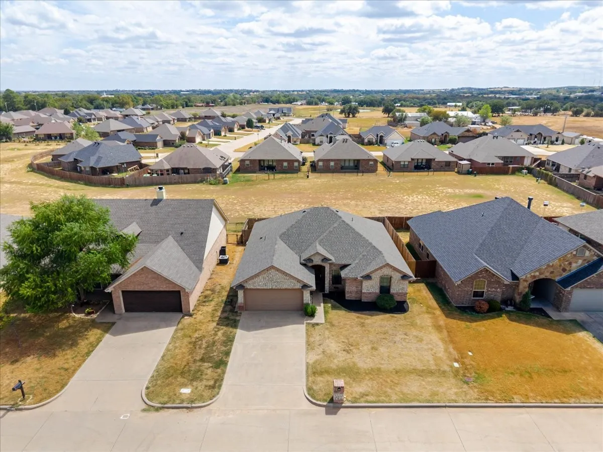 Single Family Residence For Sale in Hood County , 9120 Parkview Circle, Tolar, Texas 76476, 4 Bedroom, 2 Bathroom, 2 Garage spaces, 1,711 Sqft, built in 2013, mls#21401758, Real Estate Agent in Tolar, Homes For Sale in Hood county, Homes For Sale in Tolar, Realtor in Tolar Texas, Real Estate Brokerage Independent Realty Texas, Luminita Cordes Realtor