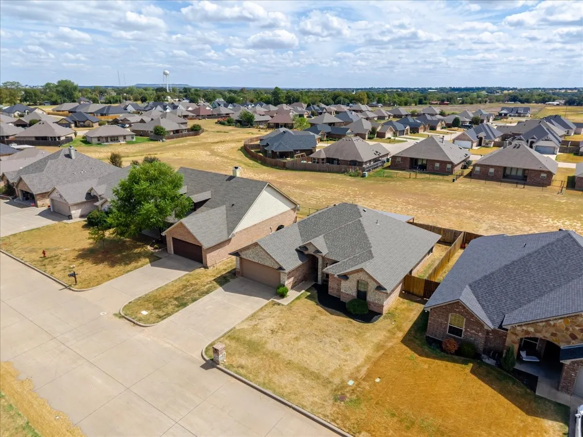 Single Family Residence For Sale in Hood County , 9120 Parkview Circle, Tolar, Texas 76476, 4 Bedroom, 2 Bathroom, 2 Garage spaces, 1,711 Sqft, built in 2013, mls#21401758, Real Estate Agent in Tolar, Homes For Sale in Hood county, Homes For Sale in Tolar, Realtor in Tolar Texas, Real Estate Brokerage Independent Realty Texas, Luminita Cordes Realtor