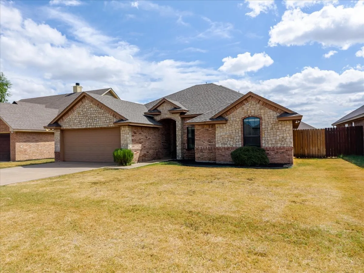 Single Family Residence For Sale in Hood County , 9120 Parkview Circle, Tolar, Texas 76476, 4 Bedroom, 2 Bathroom, 2 Garage spaces, 1,711 Sqft, built in 2013, mls#21401758, Real Estate Agent in Tolar, Homes For Sale in Hood county, Homes For Sale in Tolar, Realtor in Tolar Texas, Real Estate Brokerage Independent Realty Texas, Luminita Cordes Realtor