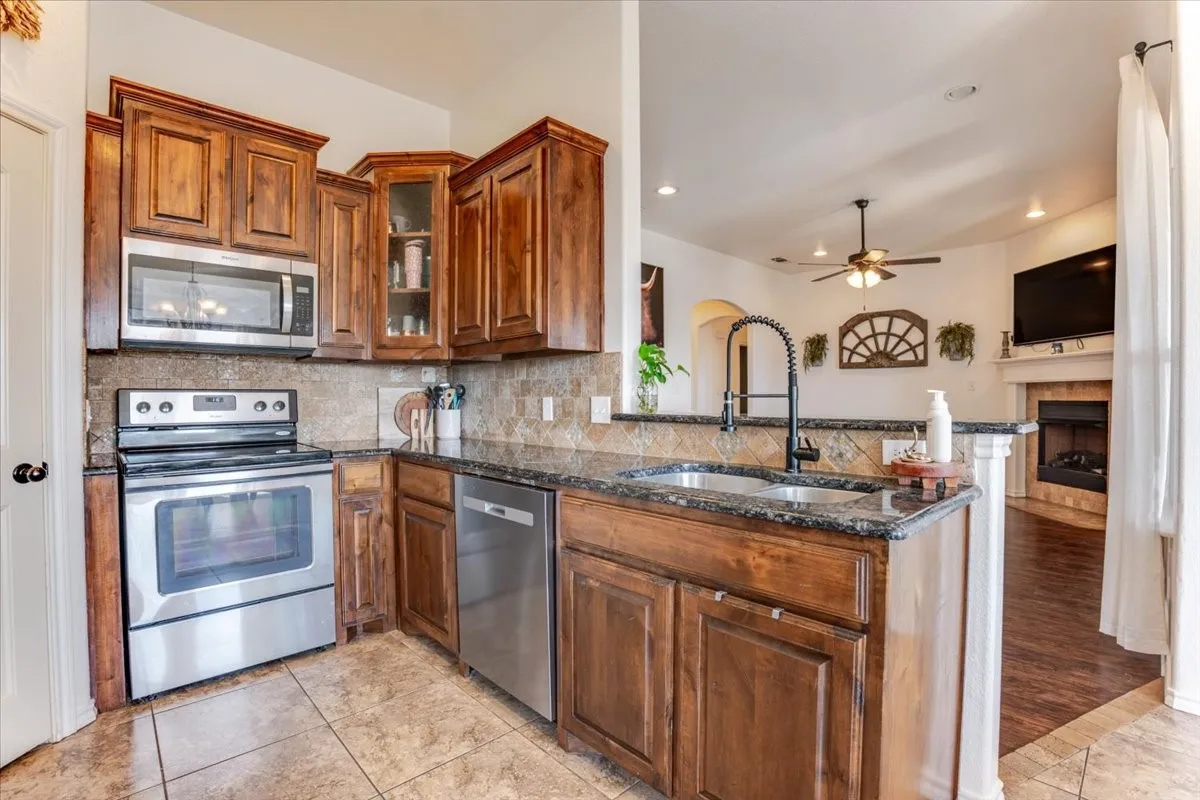 Single Family Residence For Sale in Hood County , 9120 Parkview Circle, Tolar, Texas 76476, 4 Bedroom, 2 Bathroom, 2 Garage spaces, 1,711 Sqft, built in 2013, mls#21401758, Real Estate Agent in Tolar, Homes For Sale in Hood county, Homes For Sale in Tolar, Realtor in Tolar Texas, Real Estate Brokerage Independent Realty Texas, Luminita Cordes Realtor