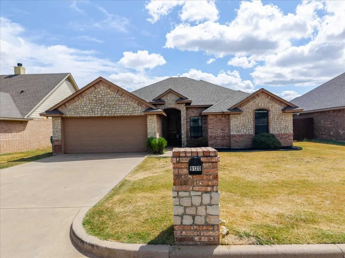 Single Family Residence For Sale in Hood County , 9120 Parkview Circle, Tolar, Texas 76476, 4 Bedroom, 2 Bathroom, 2 Garage spaces, 1,711 Sqft, built in 2013, mls#21401758, Real Estate Agent in Tolar, Homes For Sale in Hood county, Homes For Sale in Tolar, Realtor in Tolar Texas, Real Estate Brokerage Independent Realty Texas, Luminita Cordes Realtor