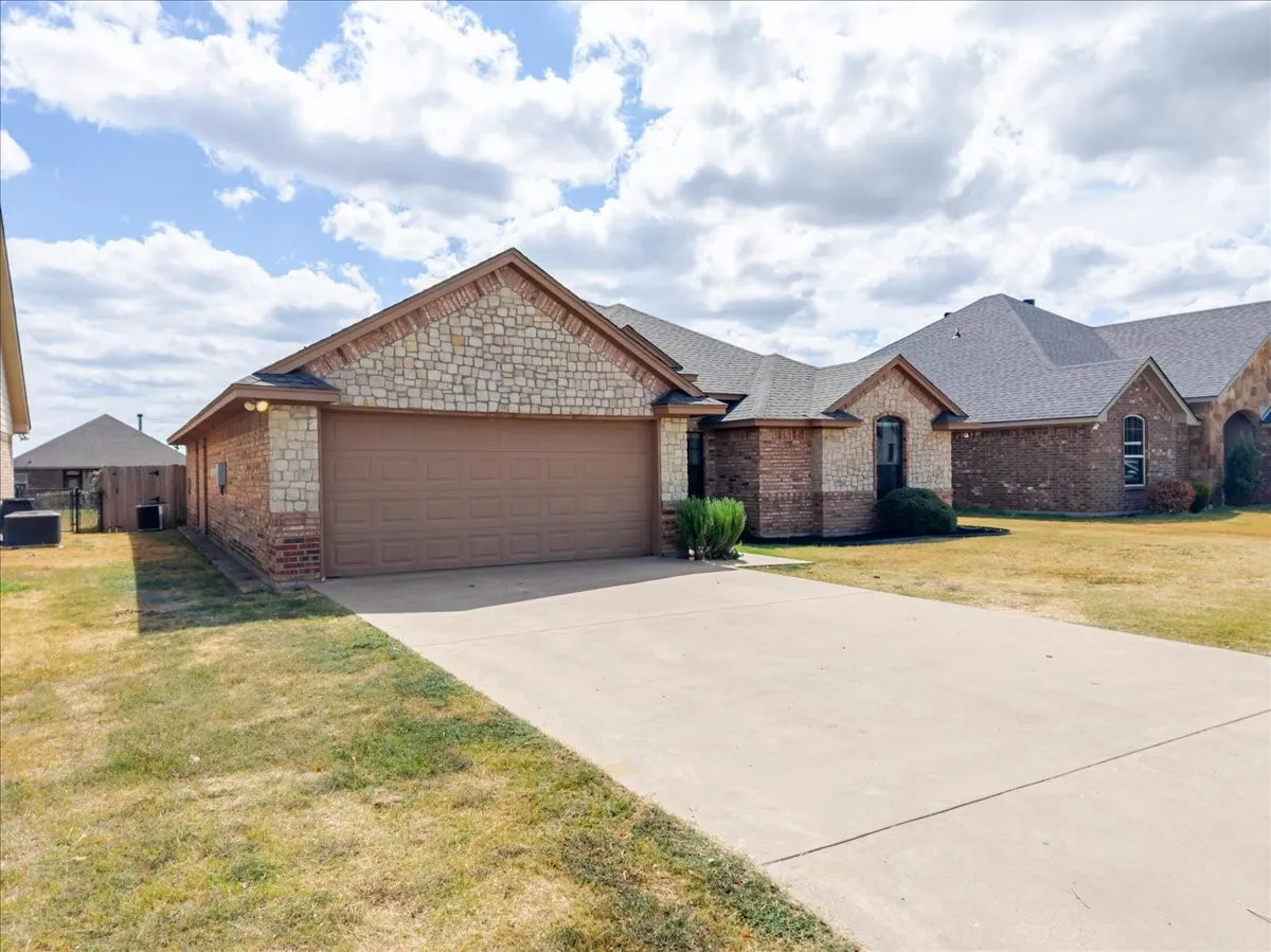 Single Family Residence For Sale in Hood County , 9120 Parkview Circle, Tolar, Texas 76476, 4 Bedroom, 2 Bathroom, 2 Garage spaces, 1,711 Sqft, built in 2013, mls#21401758, Real Estate Agent in Tolar, Homes For Sale in Hood county, Homes For Sale in Tolar, Realtor in Tolar Texas, Real Estate Brokerage Independent Realty Texas, Luminita Cordes Realtor