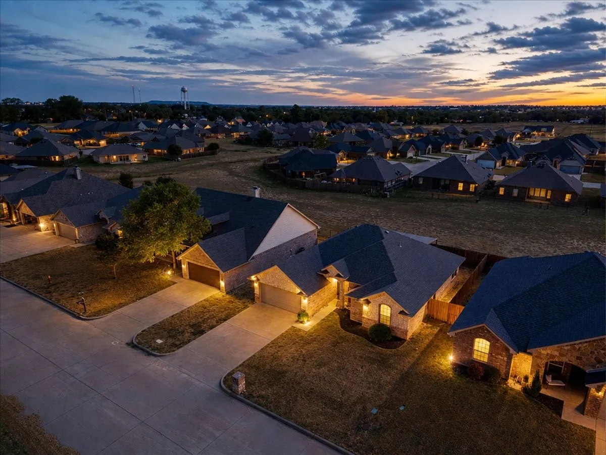 Single Family Residence For Sale in Hood County , 9120 Parkview Circle, Tolar, Texas 76476, 4 Bedroom, 2 Bathroom, 2 Garage spaces, 1,711 Sqft, built in 2013, mls#21401758, Real Estate Agent in Tolar, Homes For Sale in Hood county, Homes For Sale in Tolar, Realtor in Tolar Texas, Real Estate Brokerage Independent Realty Texas, Luminita Cordes Realtor