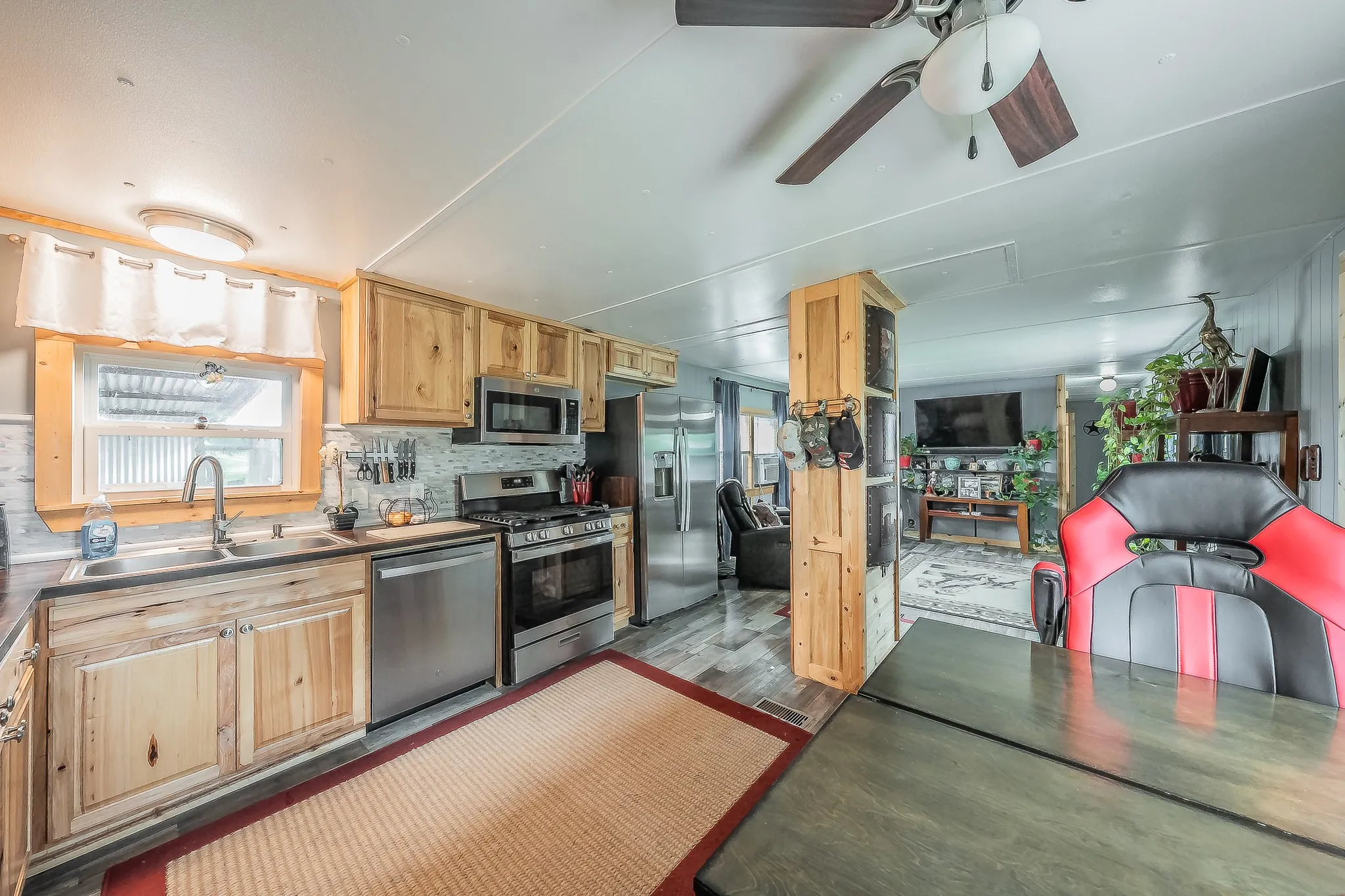 Mobile Home For Sale in Palo Pinto County , 87 Ledbetter Drive, Mineral Wells, Texas 76067, 3 Bedroom, 2 Bathroom, Garage spaces, 1,120 Sqft, built in 1977, mls#21397896, Real Estate Agent in Mineral Wells, Homes For Sale in Palo Pinto county, Homes For Sale in Mineral Wells, Realtor in Mineral Wells Texas, Real Estate Brokerage Independent Realty Texas, Luminita Cordes Realtor