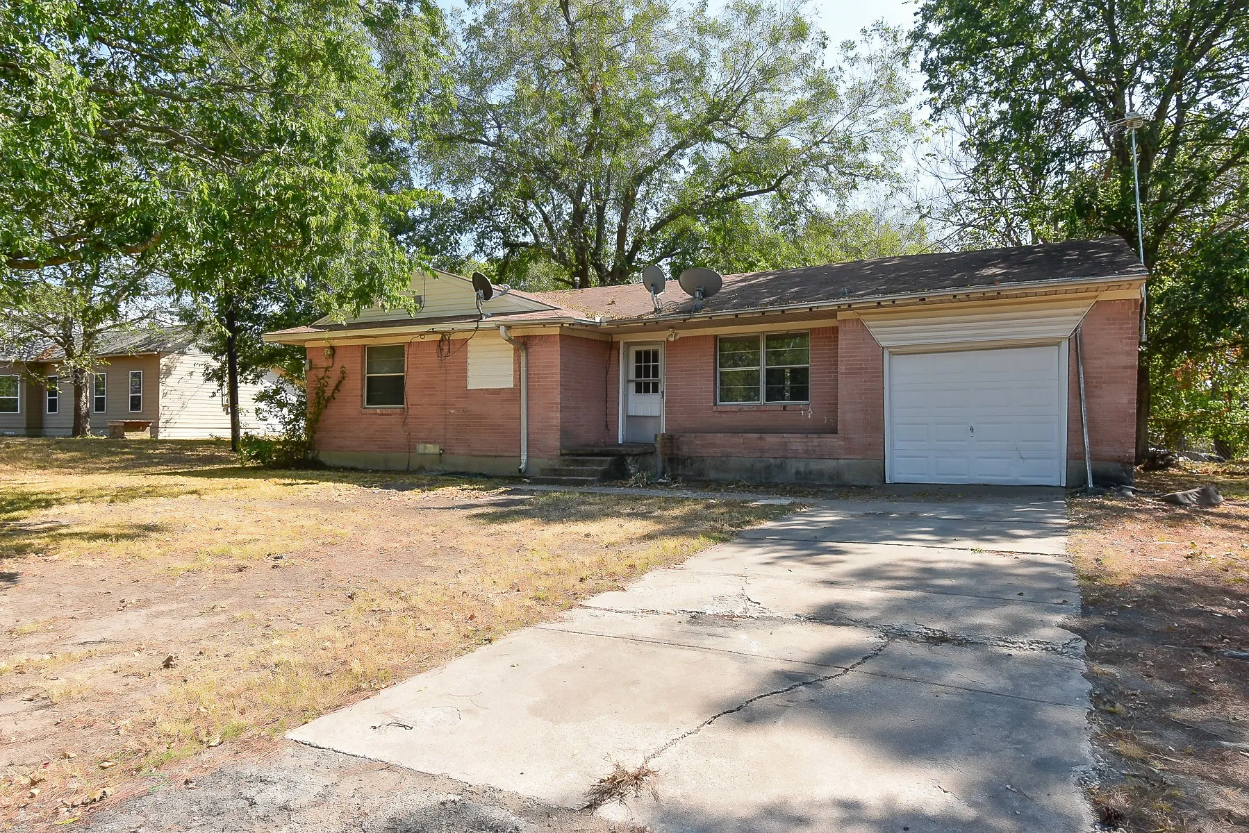 Single Family Residence For Sale in Hunt County , 405 Fm 816, Wolfe City, Texas 75496, 2 Bedroom, 1 Bathroom, 1 Garage spaces, 968 Sqft, built in 1965, mls#21398260, Real Estate Agent in Wolfe City, Homes For Sale in Hunt county, Homes For Sale in Wolfe City, Realtor in Wolfe City Texas, Real Estate Brokerage Independent Realty Texas, Luminita Cordes Realtor