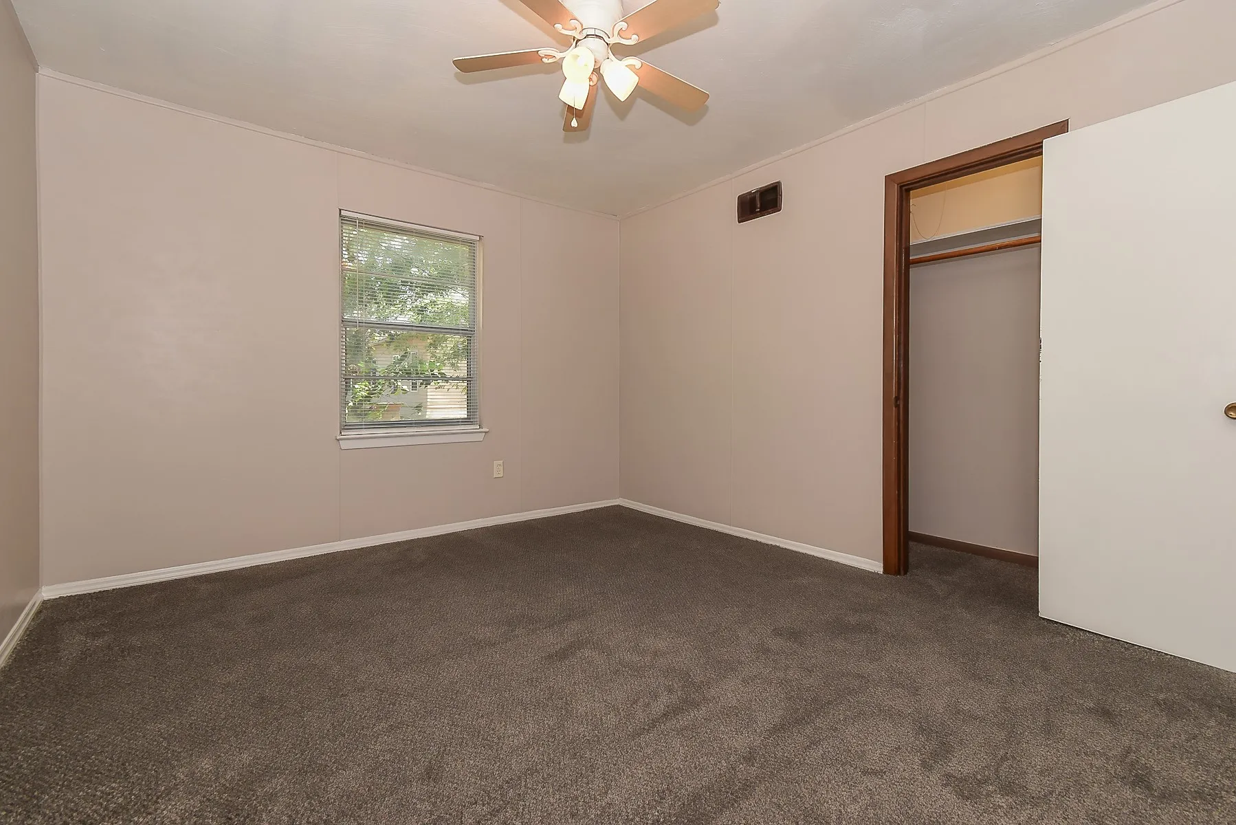 Single Family Residence For Sale in Hunt County , 405 Fm 816, Wolfe City, Texas 75496, 2 Bedroom, 1 Bathroom, 1 Garage spaces, 968 Sqft, built in 1965, mls#21398260, Real Estate Agent in Wolfe City, Homes For Sale in Hunt county, Homes For Sale in Wolfe City, Realtor in Wolfe City Texas, Real Estate Brokerage Independent Realty Texas, Luminita Cordes Realtor