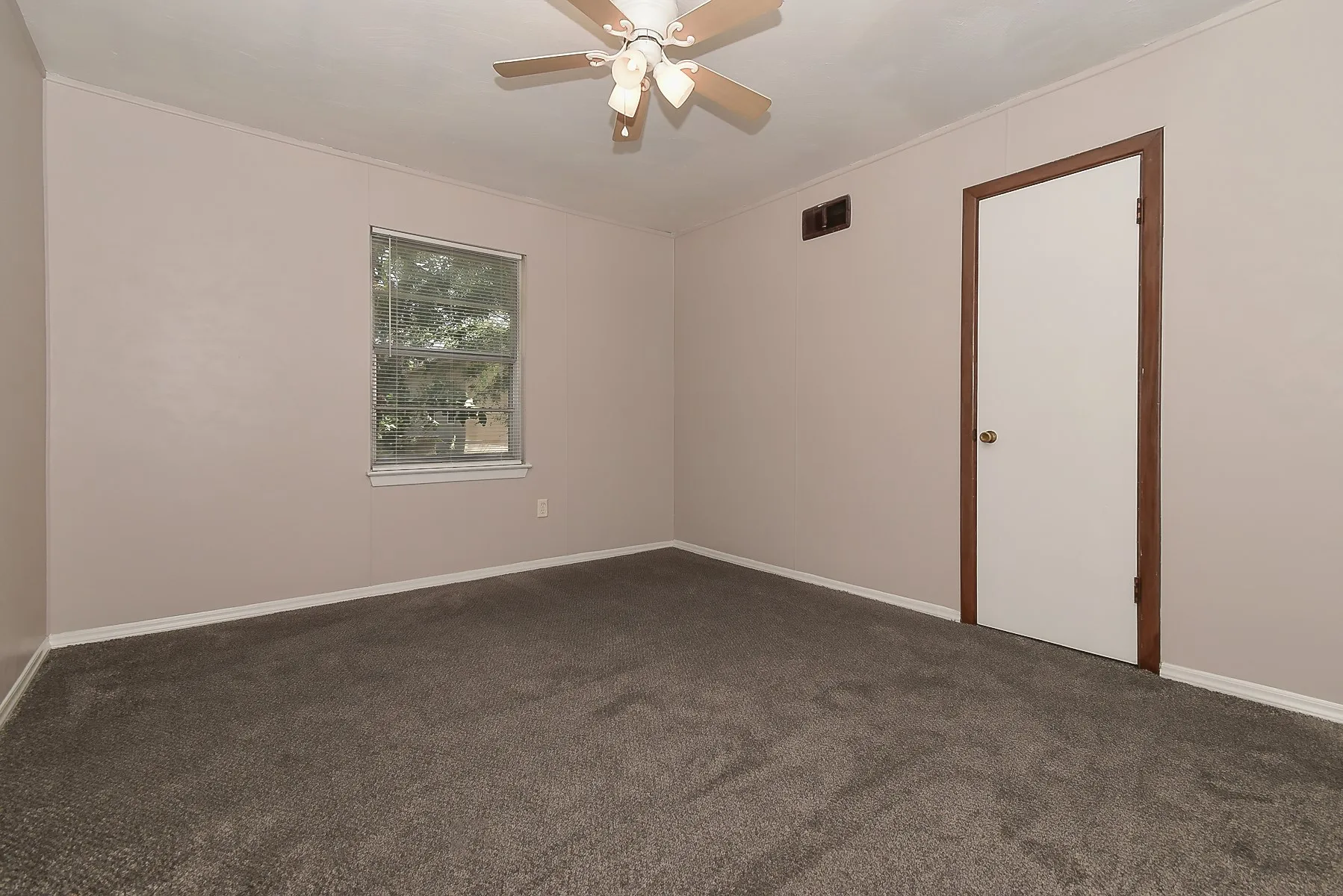 Single Family Residence For Sale in Hunt County , 405 Fm 816, Wolfe City, Texas 75496, 2 Bedroom, 1 Bathroom, 1 Garage spaces, 968 Sqft, built in 1965, mls#21398260, Real Estate Agent in Wolfe City, Homes For Sale in Hunt county, Homes For Sale in Wolfe City, Realtor in Wolfe City Texas, Real Estate Brokerage Independent Realty Texas, Luminita Cordes Realtor