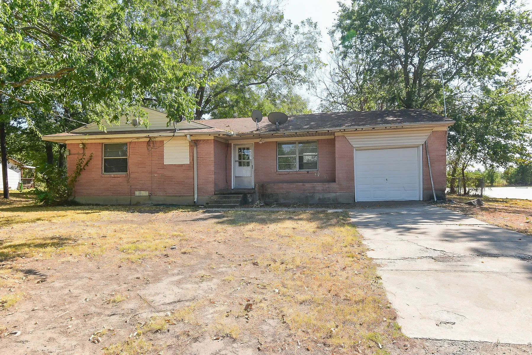 Single Family Residence For Sale in Hunt County , 405 Fm 816, Wolfe City, Texas 75496, 2 Bedroom, 1 Bathroom, 1 Garage spaces, 968 Sqft, built in 1965, mls#21398260, Real Estate Agent in Wolfe City, Homes For Sale in Hunt county, Homes For Sale in Wolfe City, Realtor in Wolfe City Texas, Real Estate Brokerage Independent Realty Texas, Luminita Cordes Realtor
