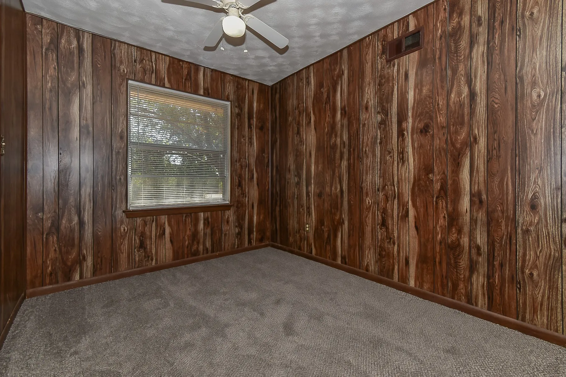 Single Family Residence For Sale in Hunt County , 405 Fm 816, Wolfe City, Texas 75496, 2 Bedroom, 1 Bathroom, 1 Garage spaces, 968 Sqft, built in 1965, mls#21398260, Real Estate Agent in Wolfe City, Homes For Sale in Hunt county, Homes For Sale in Wolfe City, Realtor in Wolfe City Texas, Real Estate Brokerage Independent Realty Texas, Luminita Cordes Realtor