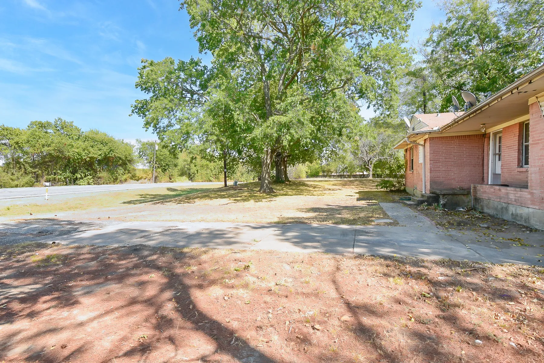 Single Family Residence For Sale in Hunt County , 405 Fm 816, Wolfe City, Texas 75496, 2 Bedroom, 1 Bathroom, 1 Garage spaces, 968 Sqft, built in 1965, mls#21398260, Real Estate Agent in Wolfe City, Homes For Sale in Hunt county, Homes For Sale in Wolfe City, Realtor in Wolfe City Texas, Real Estate Brokerage Independent Realty Texas, Luminita Cordes Realtor