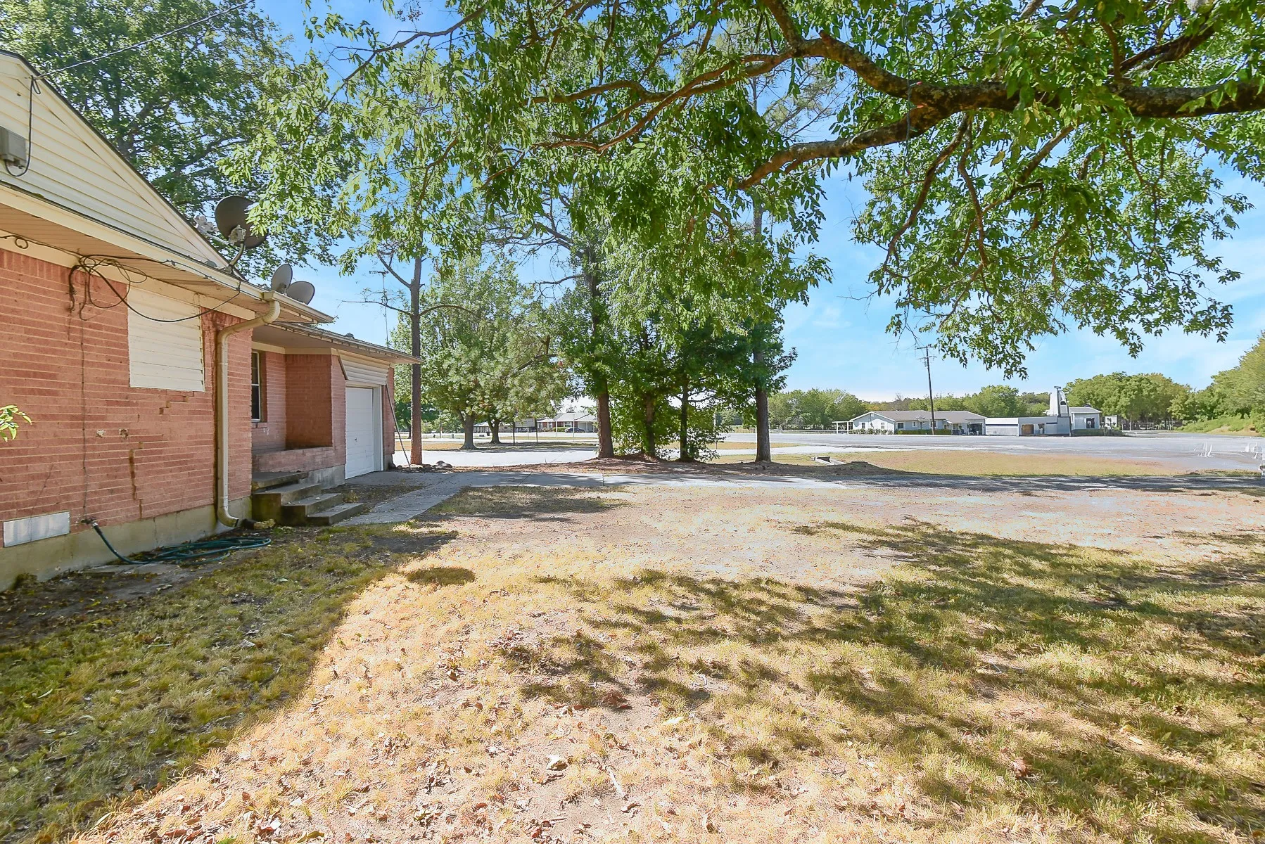 Single Family Residence For Sale in Hunt County , 405 Fm 816, Wolfe City, Texas 75496, 2 Bedroom, 1 Bathroom, 1 Garage spaces, 968 Sqft, built in 1965, mls#21398260, Real Estate Agent in Wolfe City, Homes For Sale in Hunt county, Homes For Sale in Wolfe City, Realtor in Wolfe City Texas, Real Estate Brokerage Independent Realty Texas, Luminita Cordes Realtor