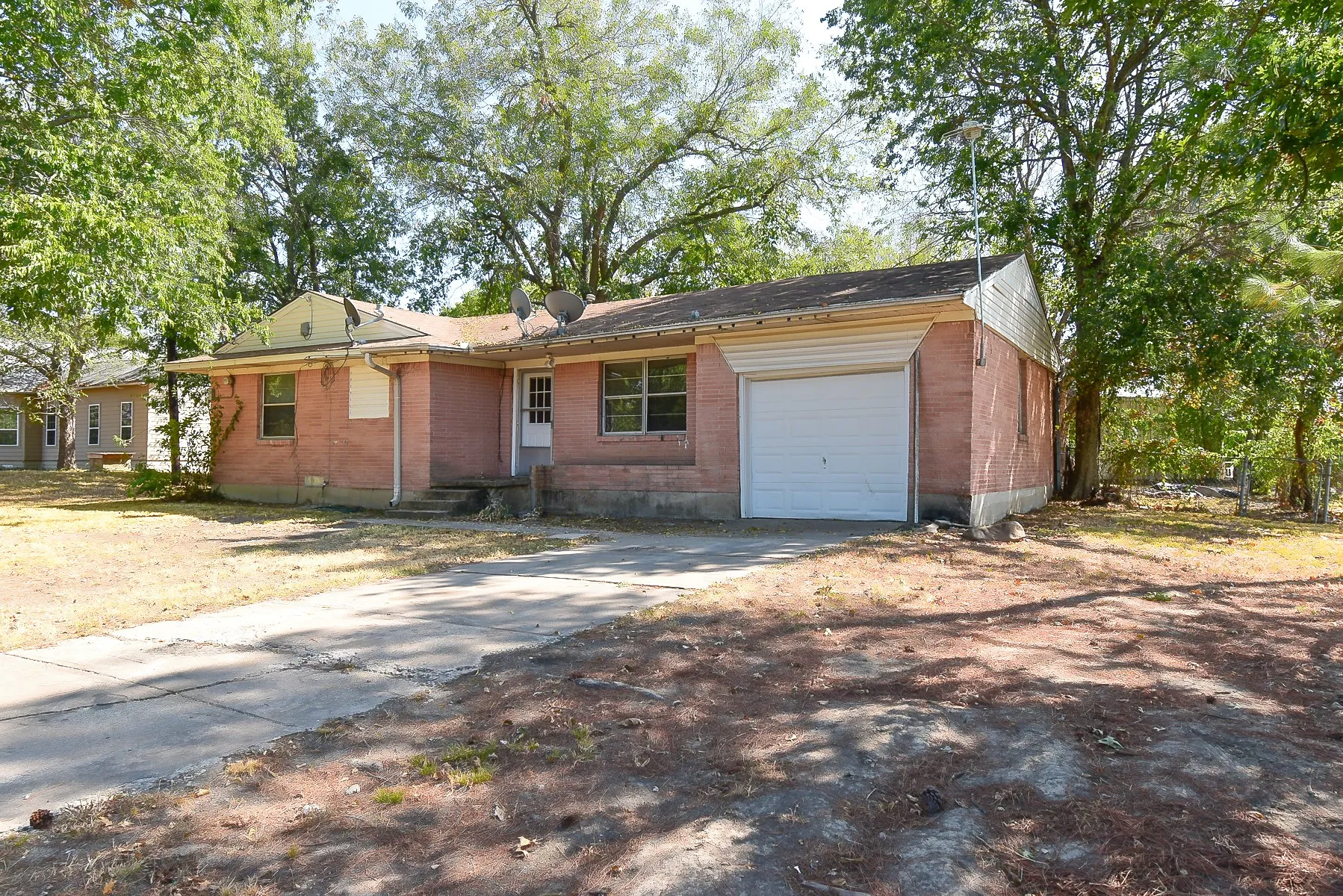 Single Family Residence For Sale in Hunt County , 405 Fm 816, Wolfe City, Texas 75496, 2 Bedroom, 1 Bathroom, 1 Garage spaces, 968 Sqft, built in 1965, mls#21398260, Real Estate Agent in Wolfe City, Homes For Sale in Hunt county, Homes For Sale in Wolfe City, Realtor in Wolfe City Texas, Real Estate Brokerage Independent Realty Texas, Luminita Cordes Realtor