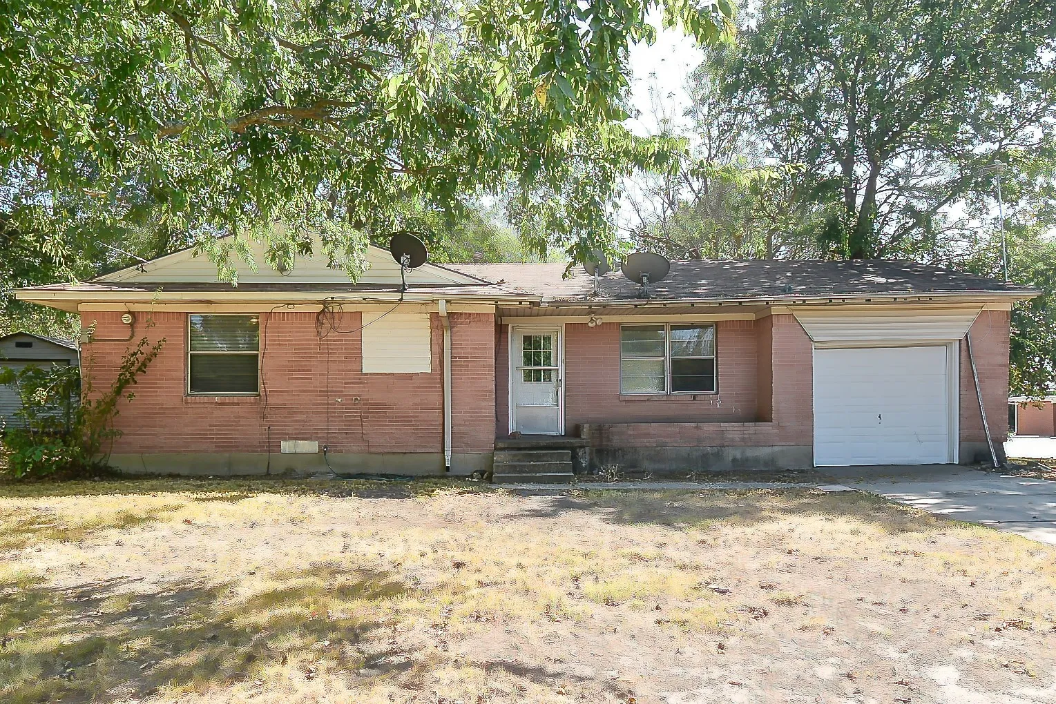 Single Family Residence For Sale in Hunt County , 405 Fm 816, Wolfe City, Texas 75496, 2 Bedroom, 1 Bathroom, 1 Garage spaces, 968 Sqft, built in 1965, mls#21398260, Real Estate Agent in Wolfe City, Homes For Sale in Hunt county, Homes For Sale in Wolfe City, Realtor in Wolfe City Texas, Real Estate Brokerage Independent Realty Texas, Luminita Cordes Realtor