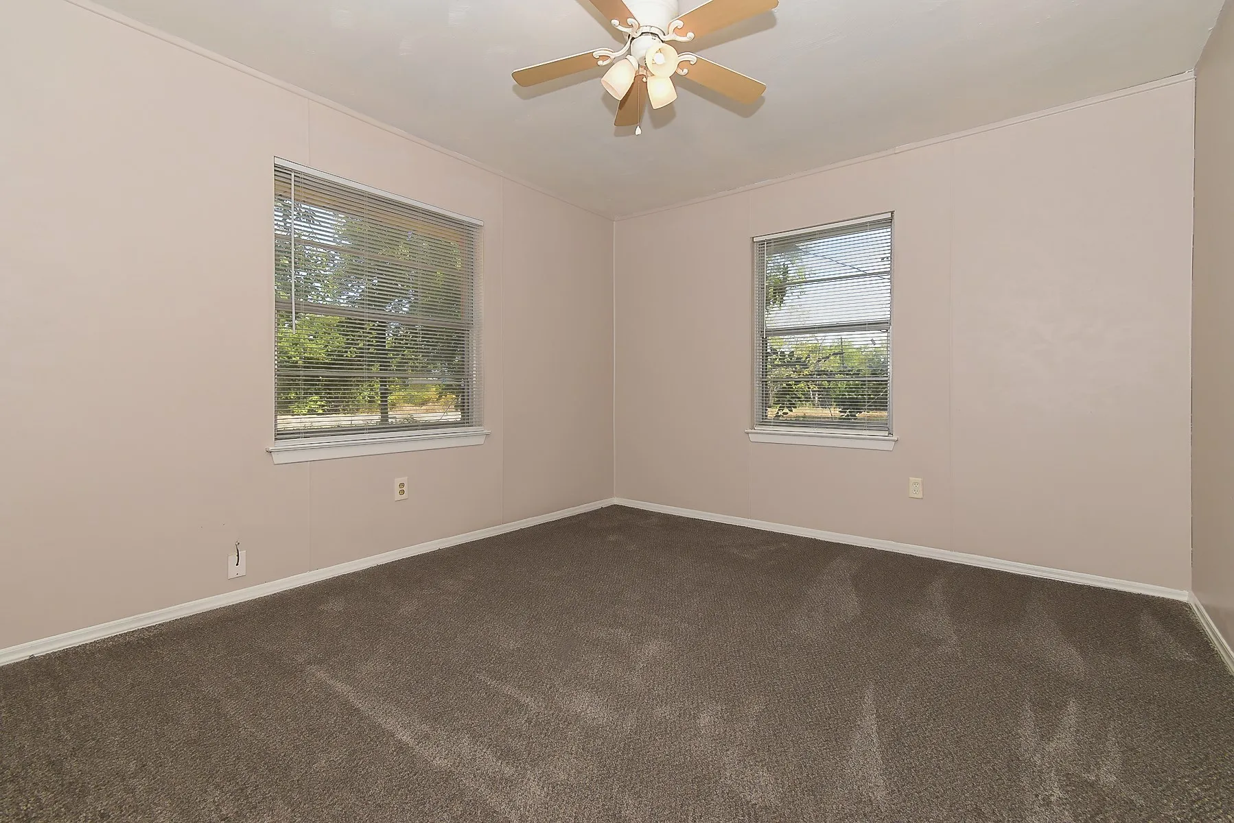 Single Family Residence For Sale in Hunt County , 405 Fm 816, Wolfe City, Texas 75496, 2 Bedroom, 1 Bathroom, 1 Garage spaces, 968 Sqft, built in 1965, mls#21398260, Real Estate Agent in Wolfe City, Homes For Sale in Hunt county, Homes For Sale in Wolfe City, Realtor in Wolfe City Texas, Real Estate Brokerage Independent Realty Texas, Luminita Cordes Realtor